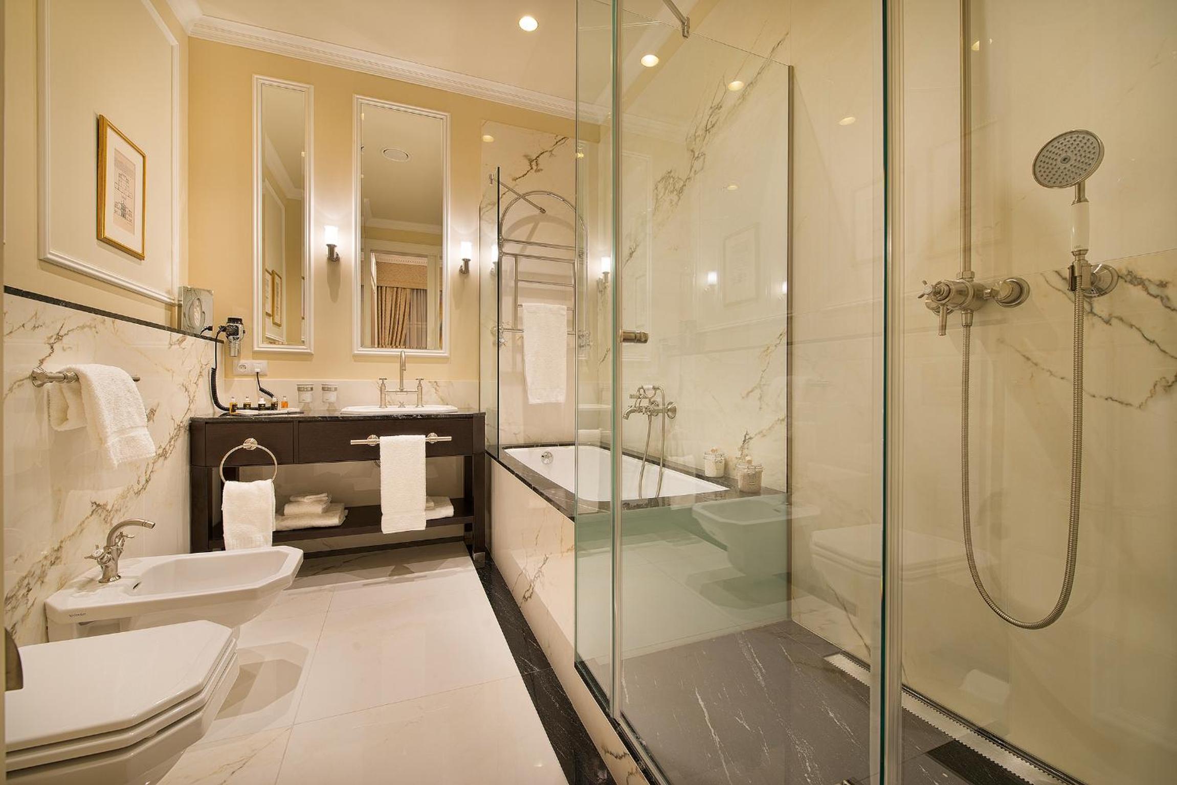 Wilson Grand Suite (including daily refilled free mini bar) photo 2