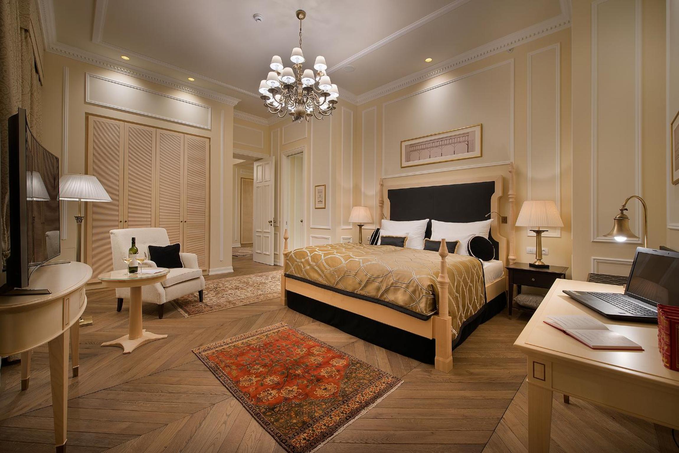 Wilson Grand Suite (including daily refilled free mini bar) photo 3