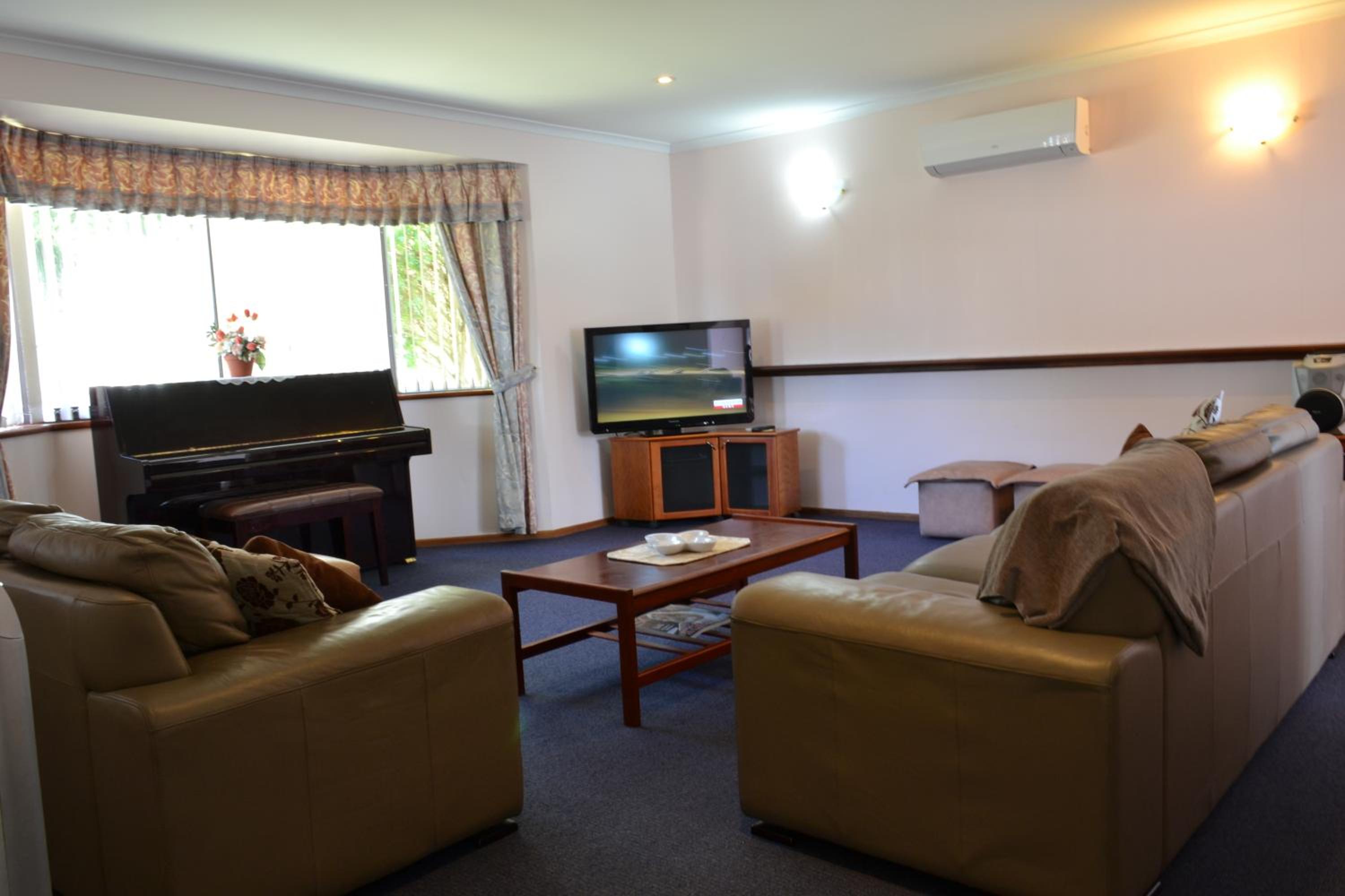 Four-Bedroom House photo 3