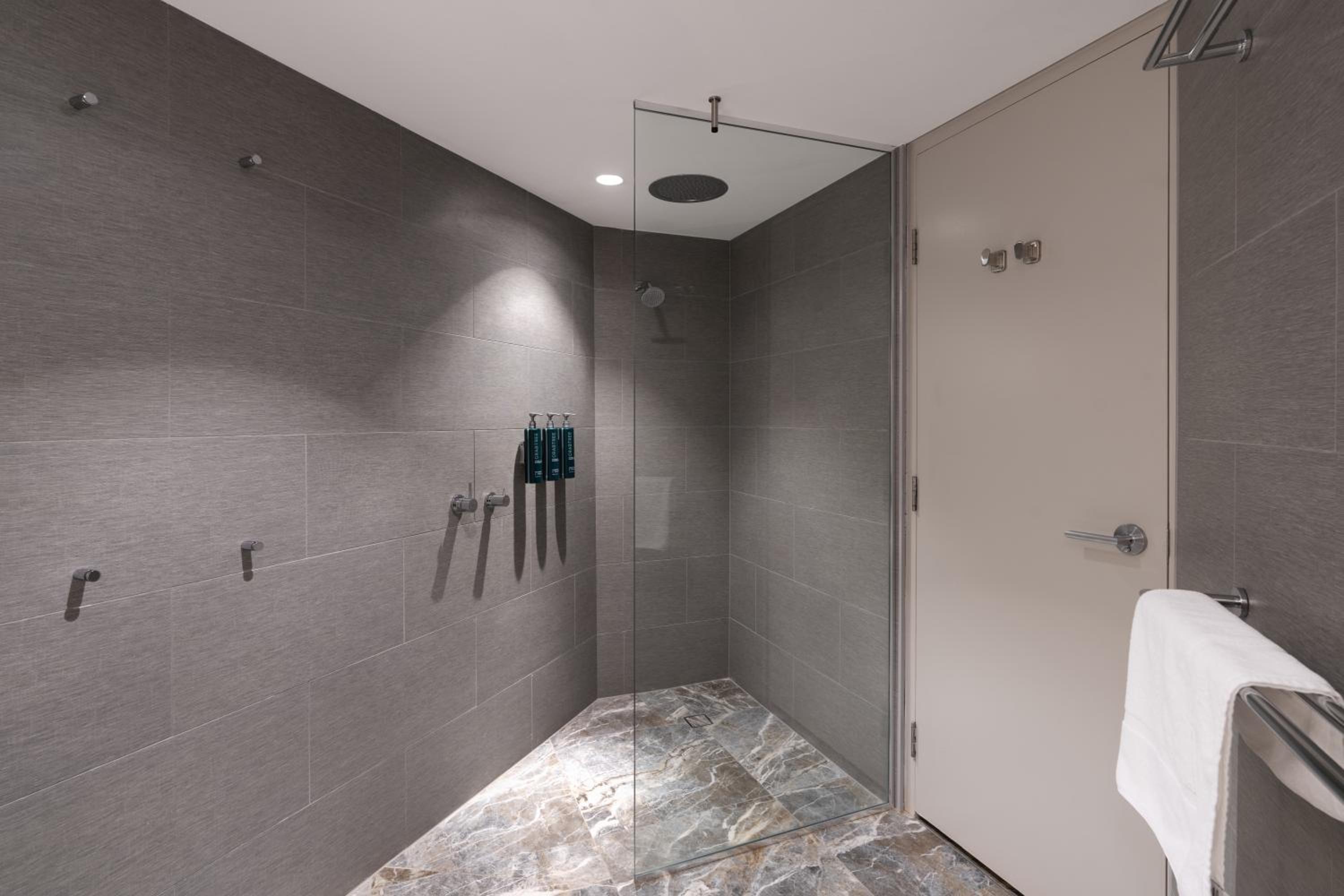 One-Bedroom King Suite - Photo 4