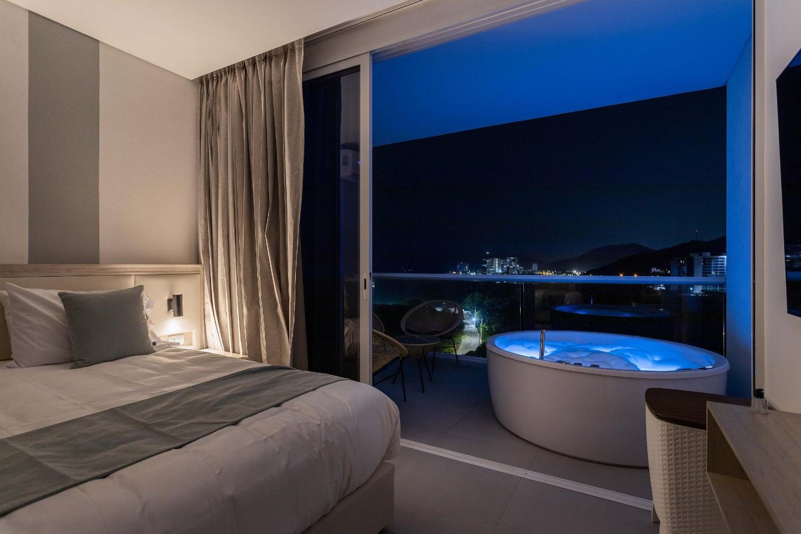 Queen Suite with Spa Bath