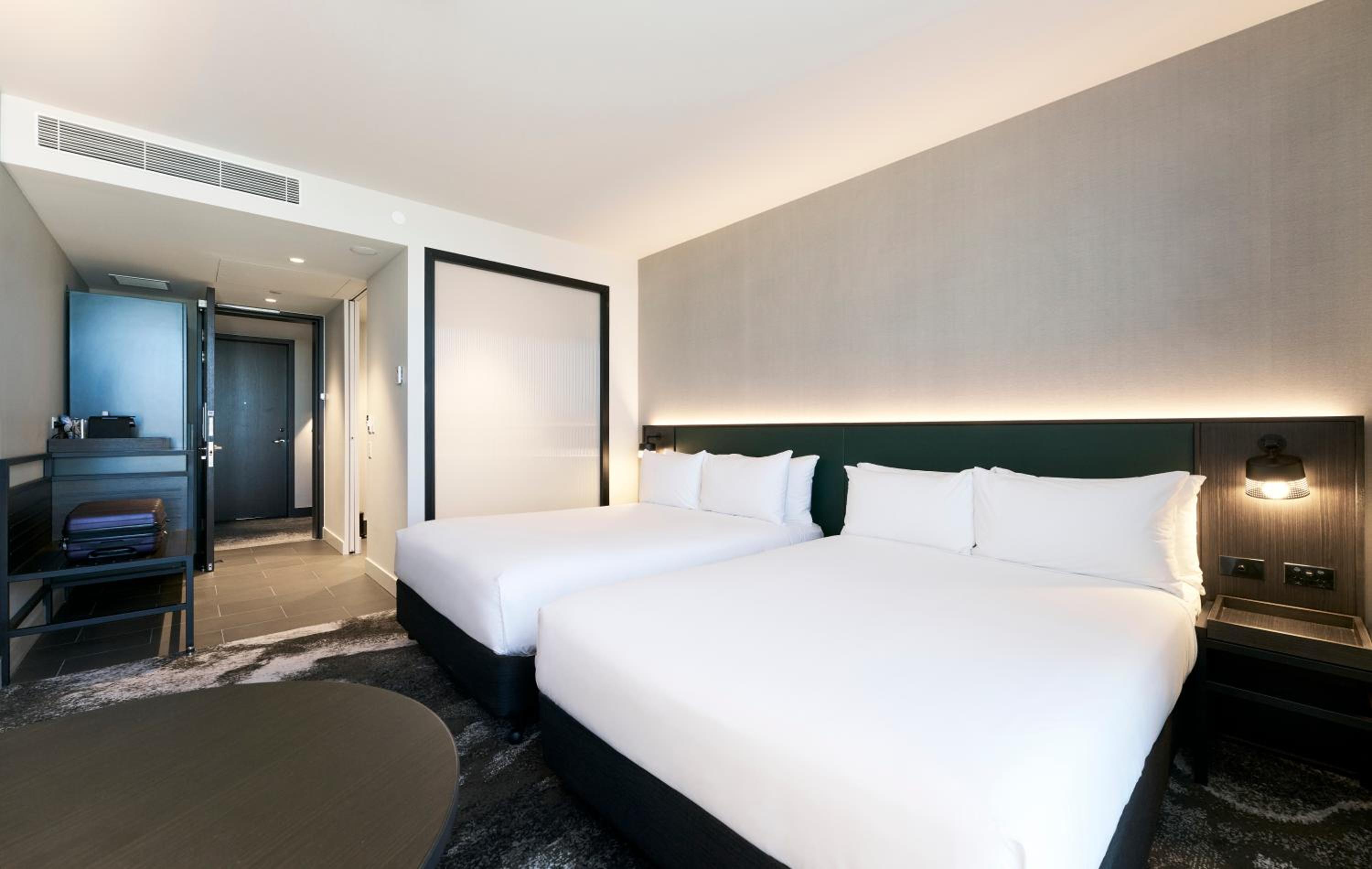 Deluxe Double Room with Two Double Beds thumbnail 6