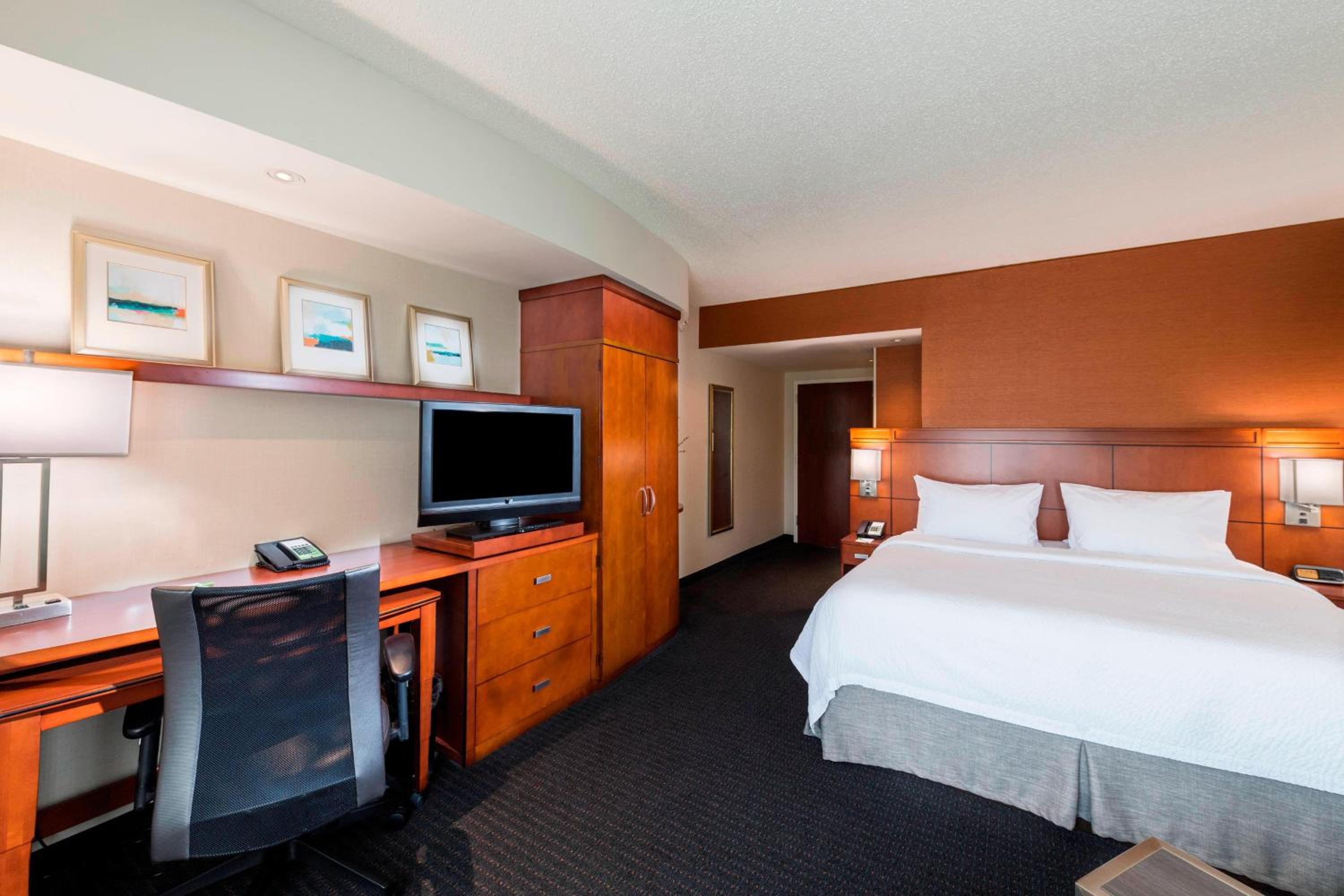 King Room with Sofa Bed - Photo 3