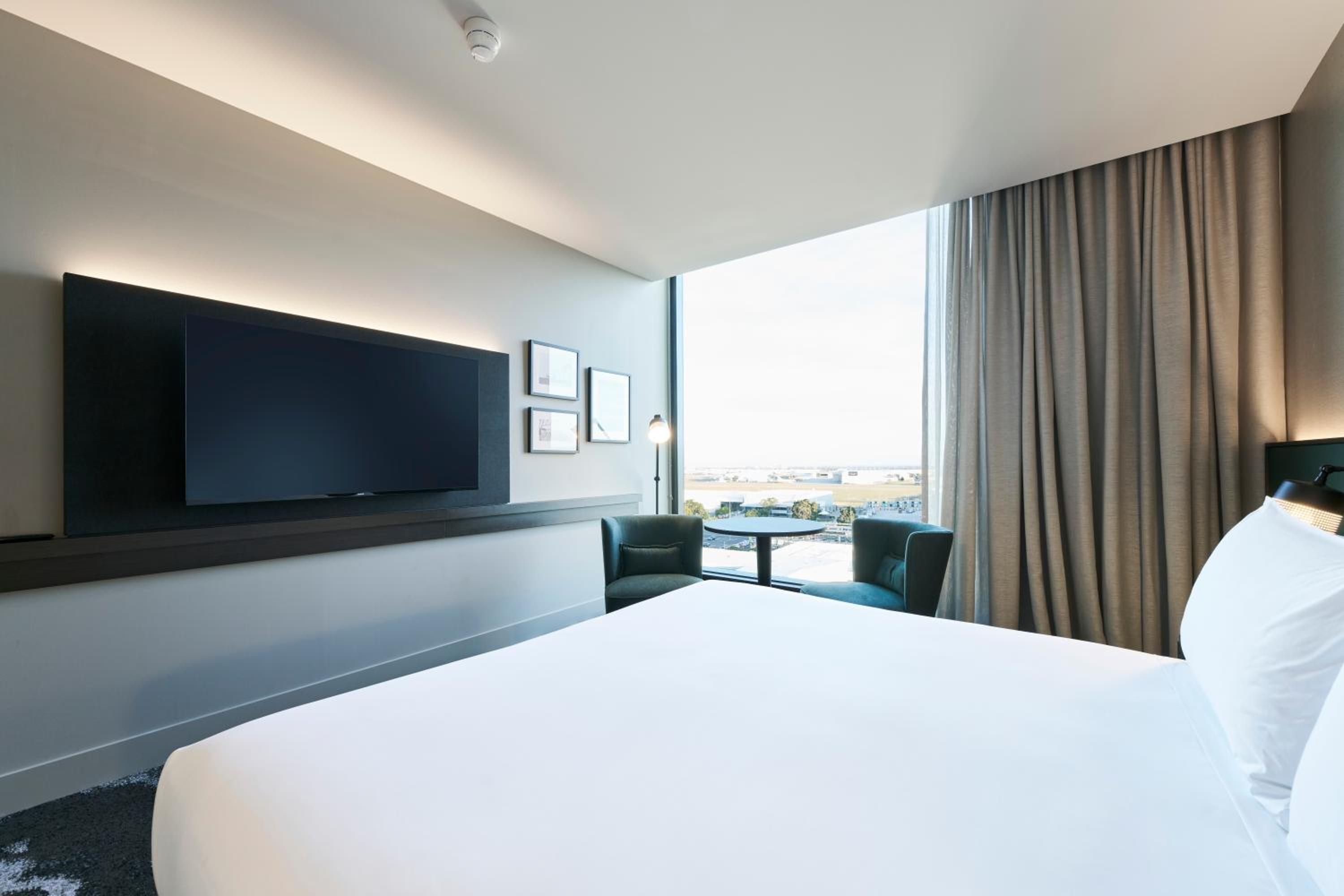 Deluxe King Room thumbnail 5