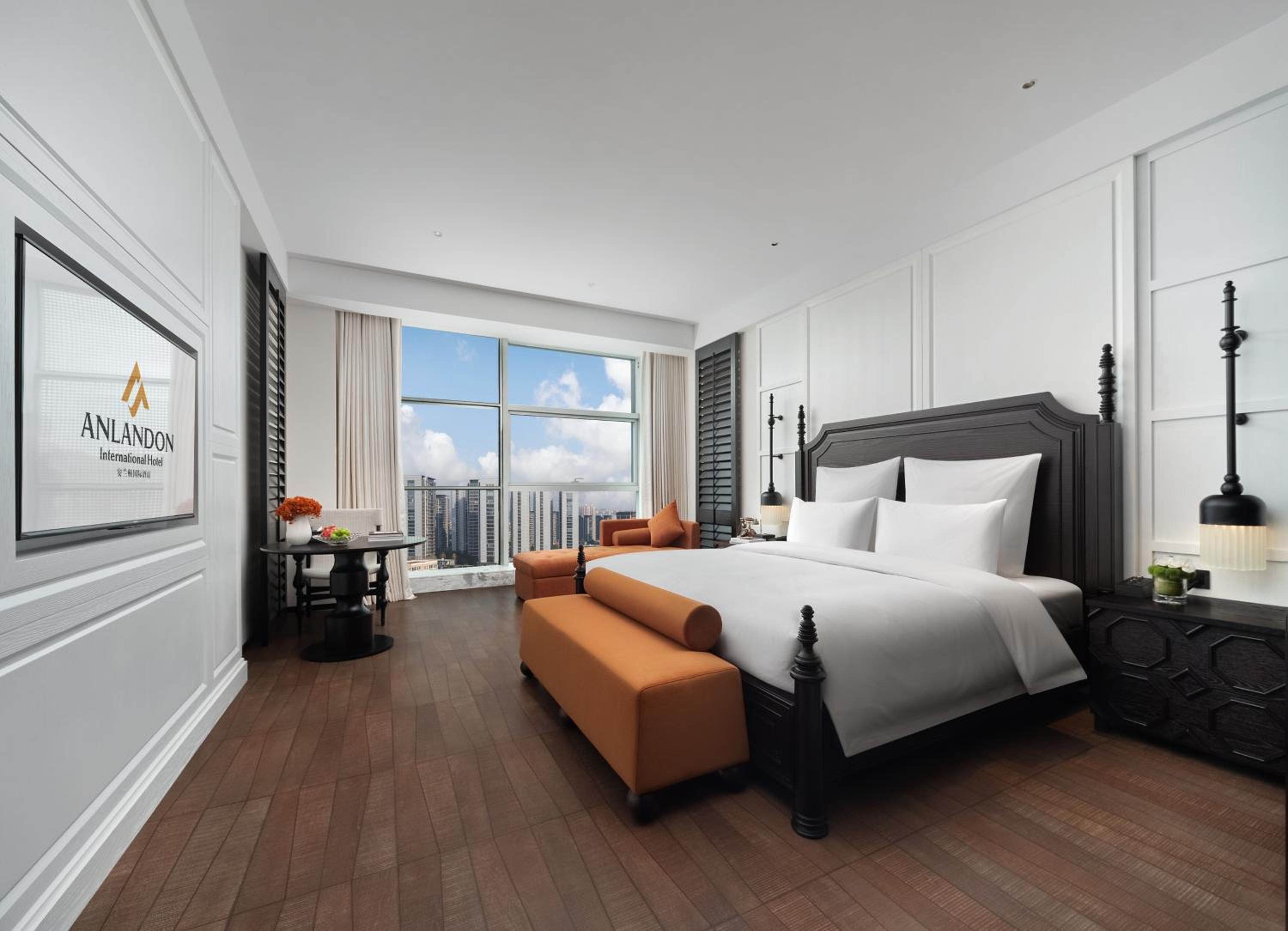 Deluxe Queen Suite