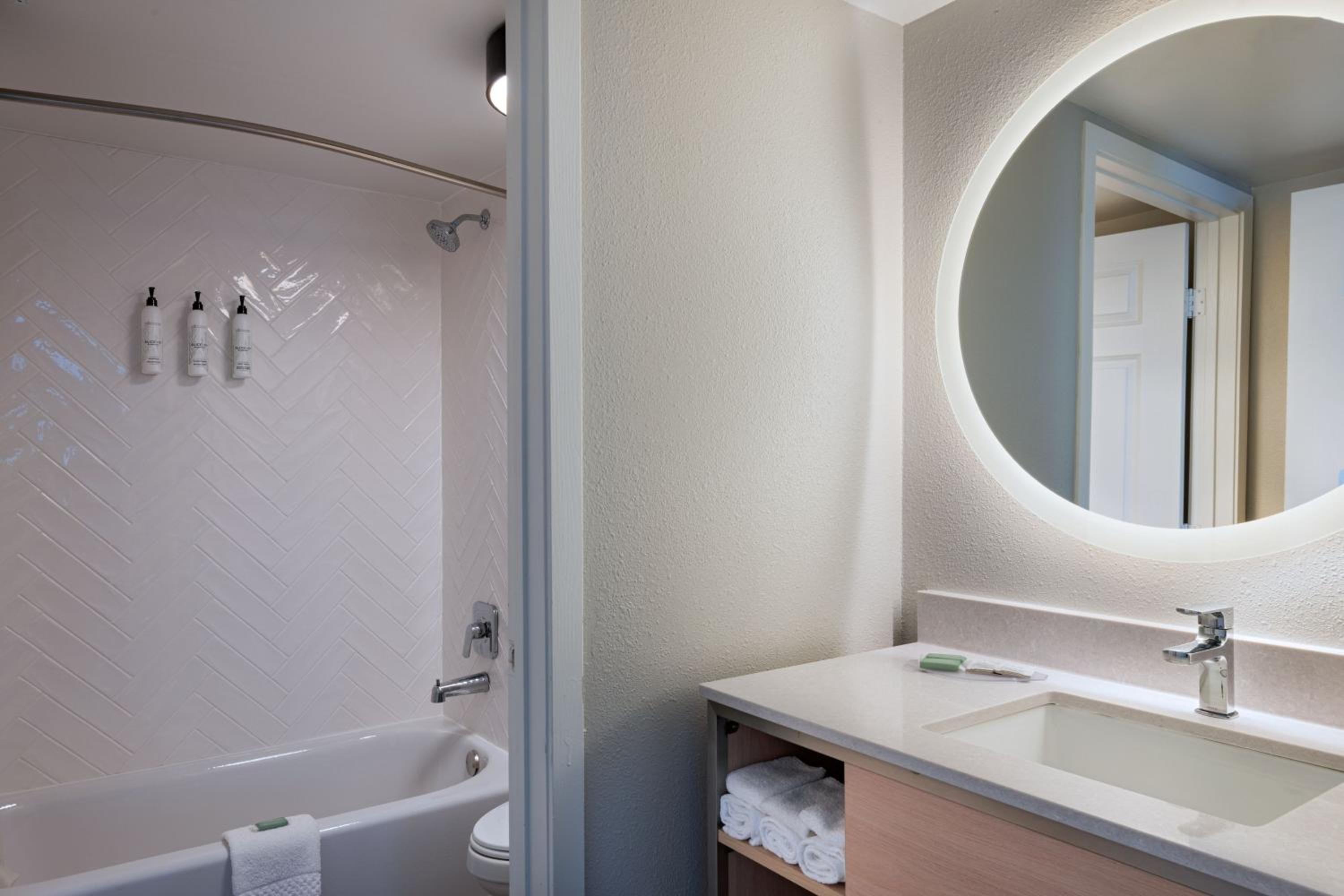Two-Bedroom Suite - Corner  - Photo 2
