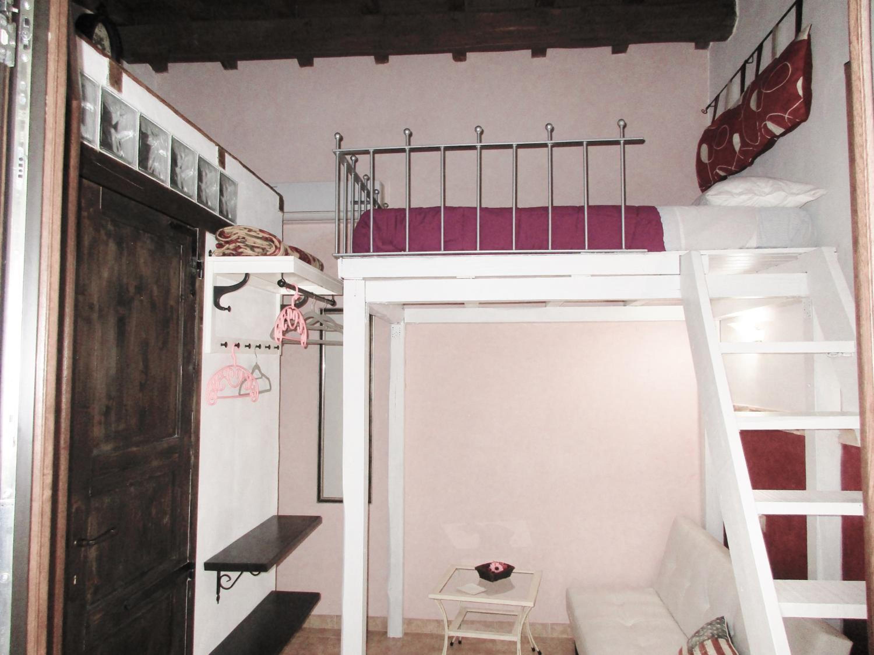 Small Twin Room - Photo 4