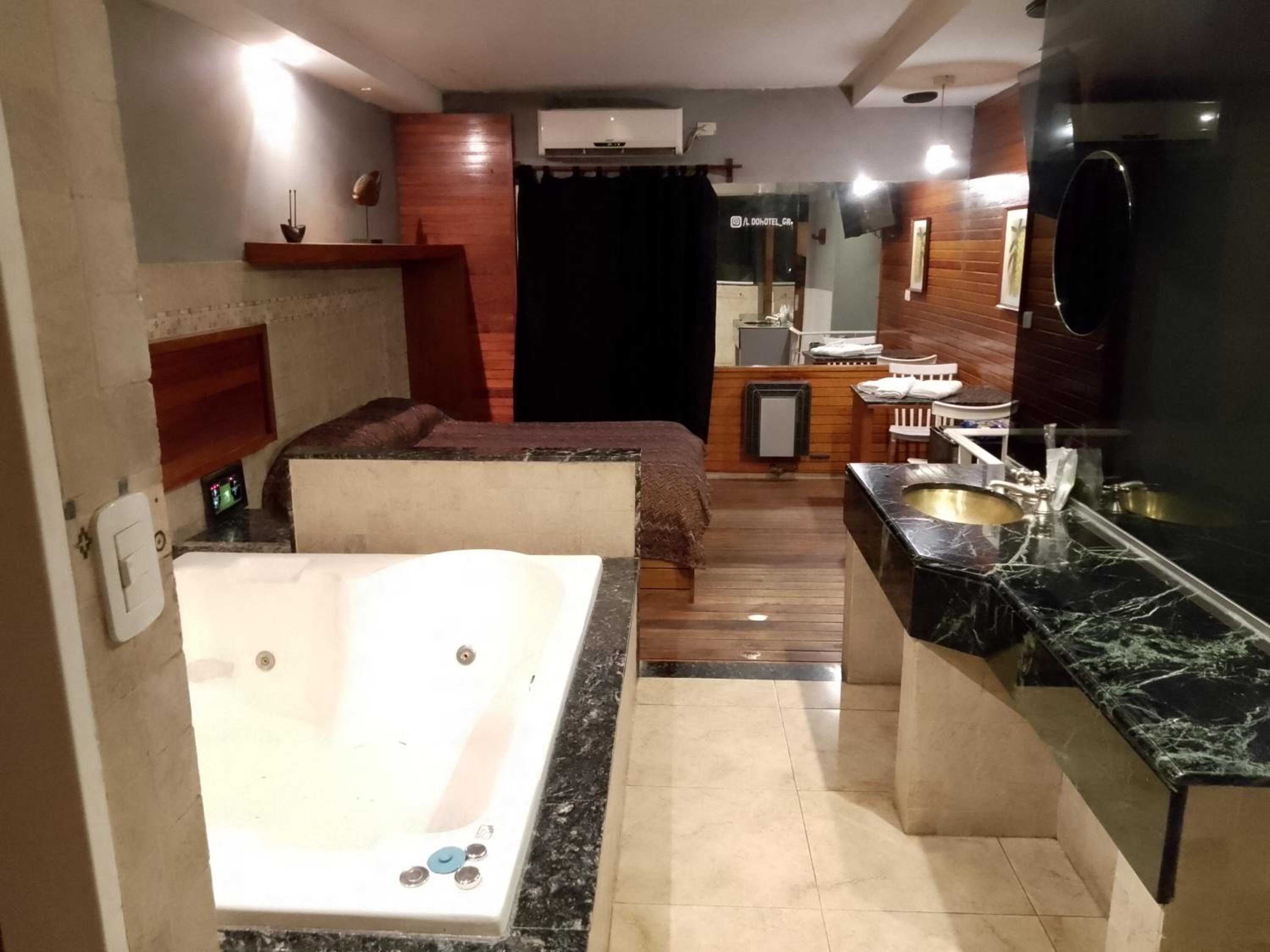 Deluxe Suite with Spa Bath photo 1