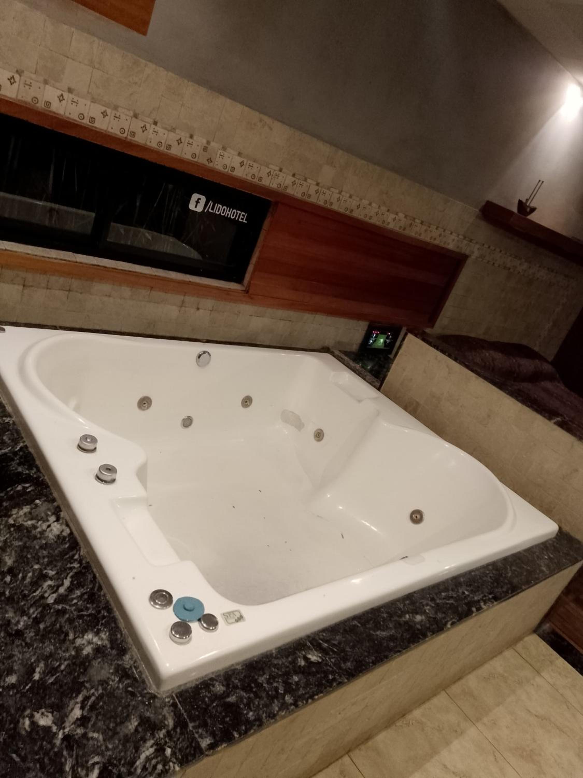 Deluxe Suite with Spa Bath photo 3