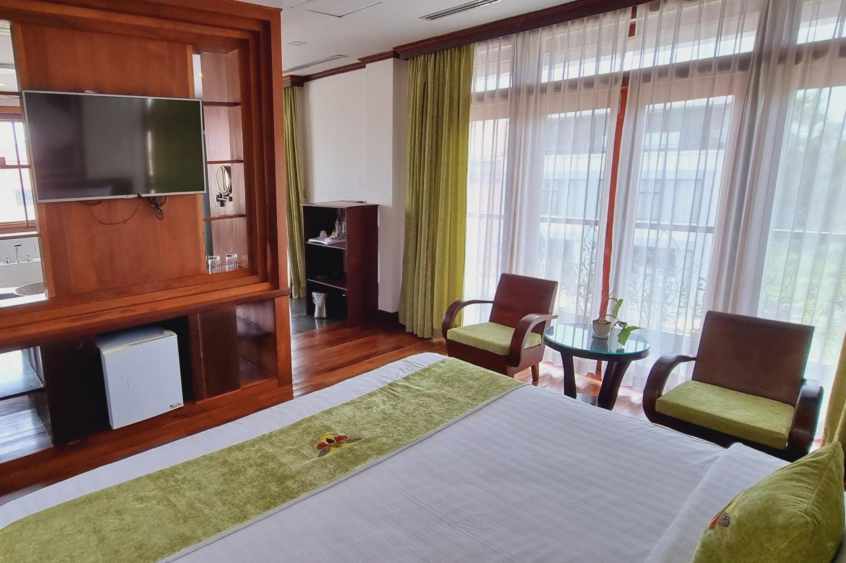Landmark Suite King Size Bed with Balcony