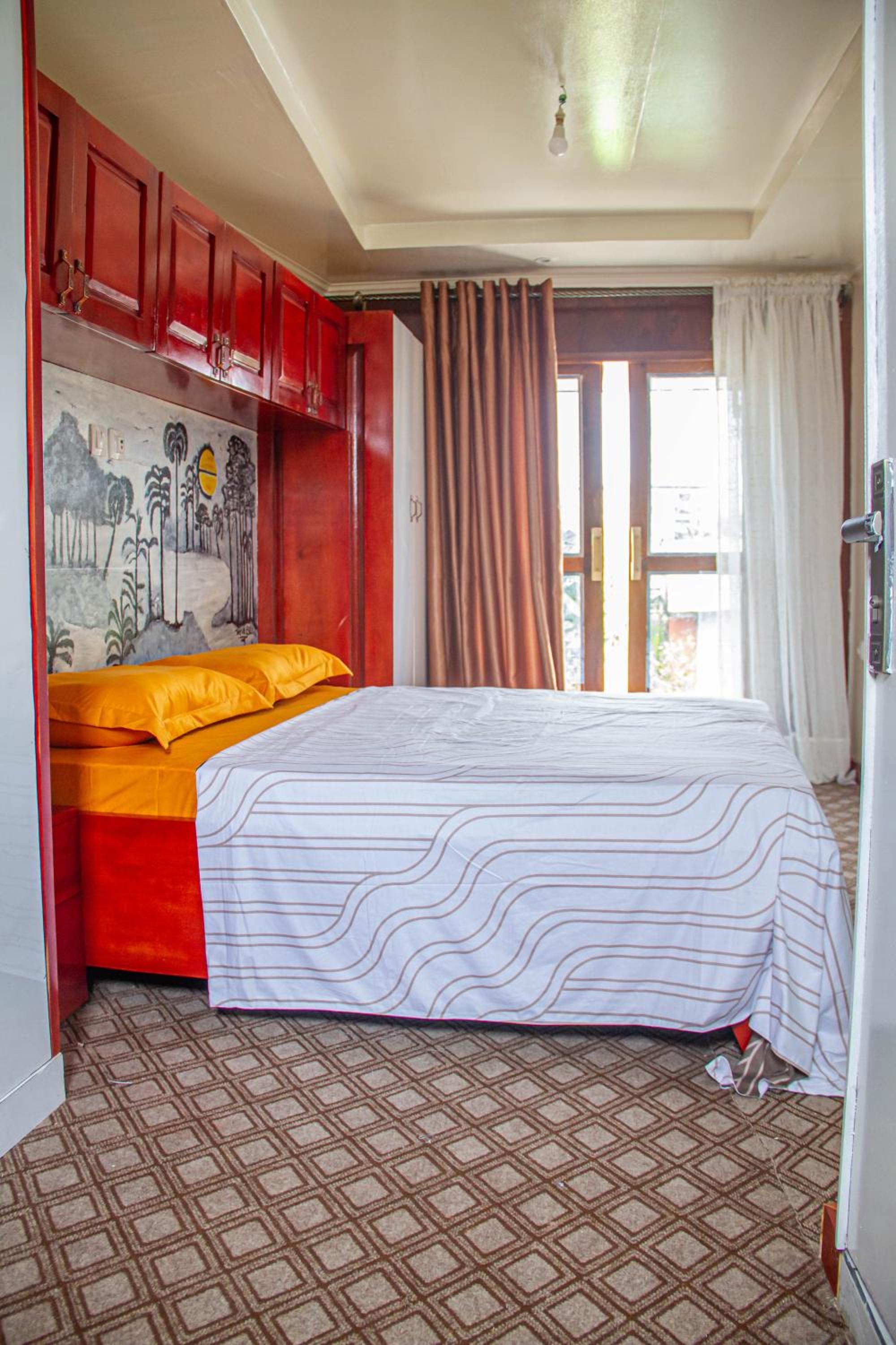 One-Bedroom Apartment photo 2