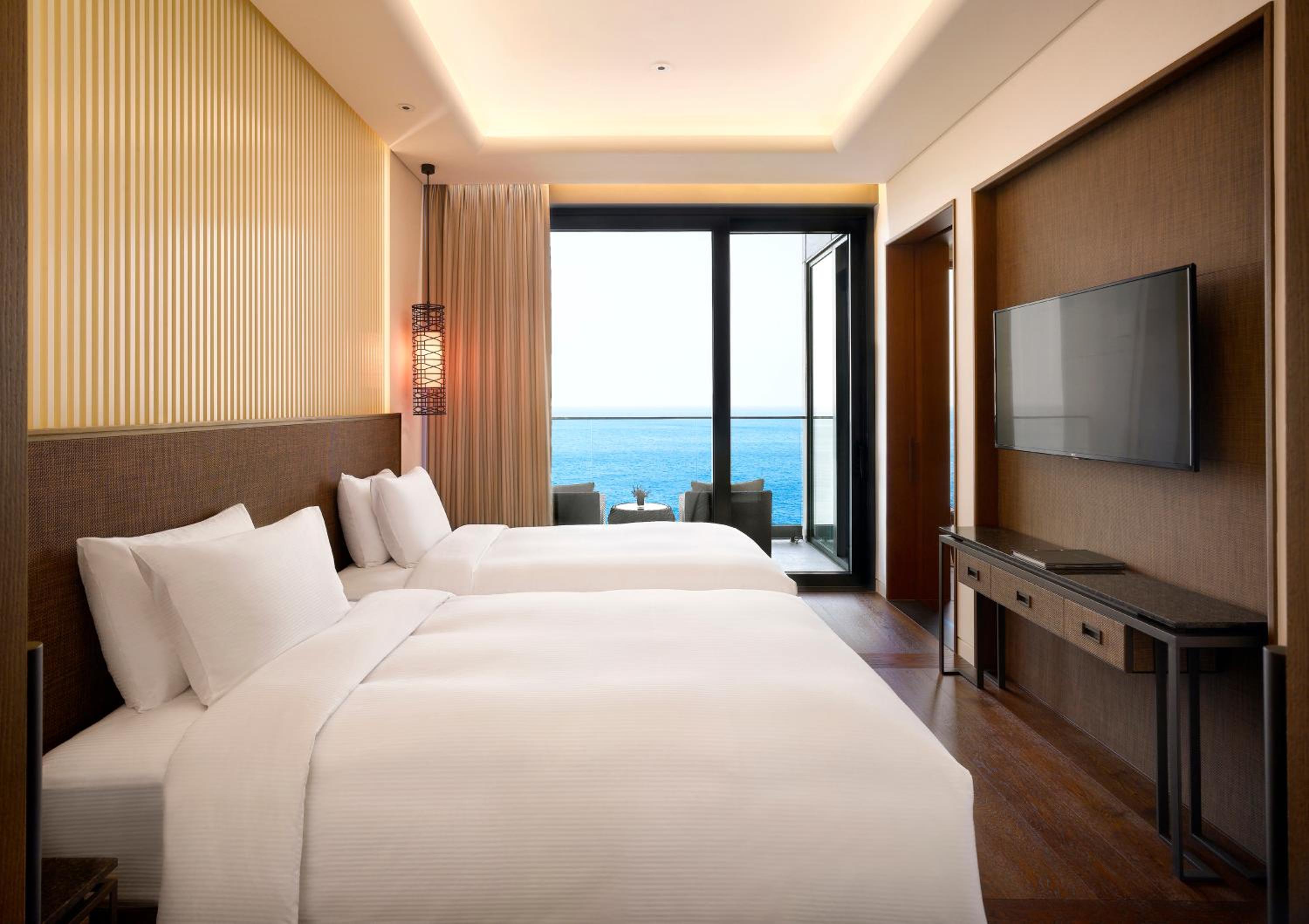 Executive Twin Room With Lounge Access And Ocean View