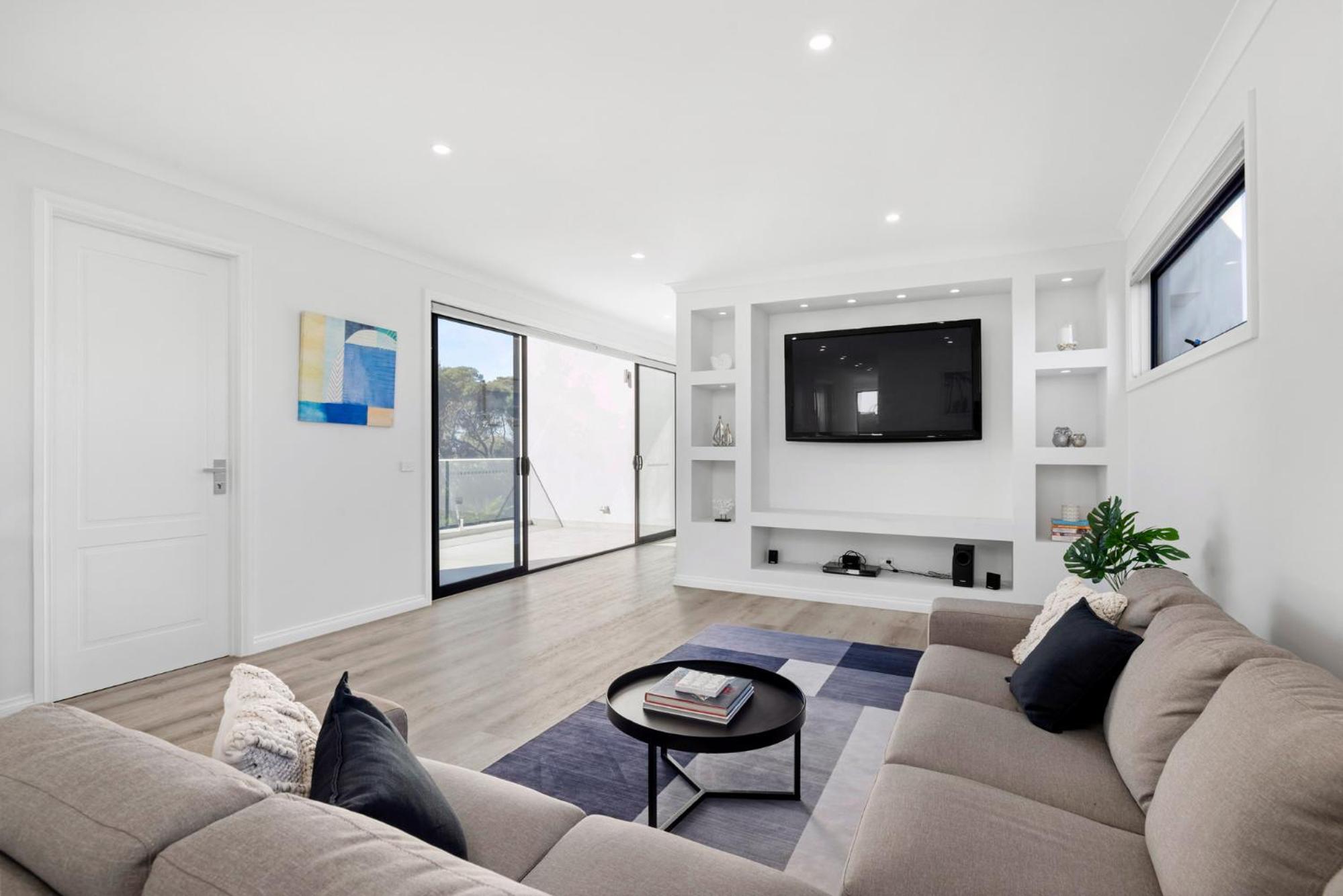 Five-Bedroom House photo 1