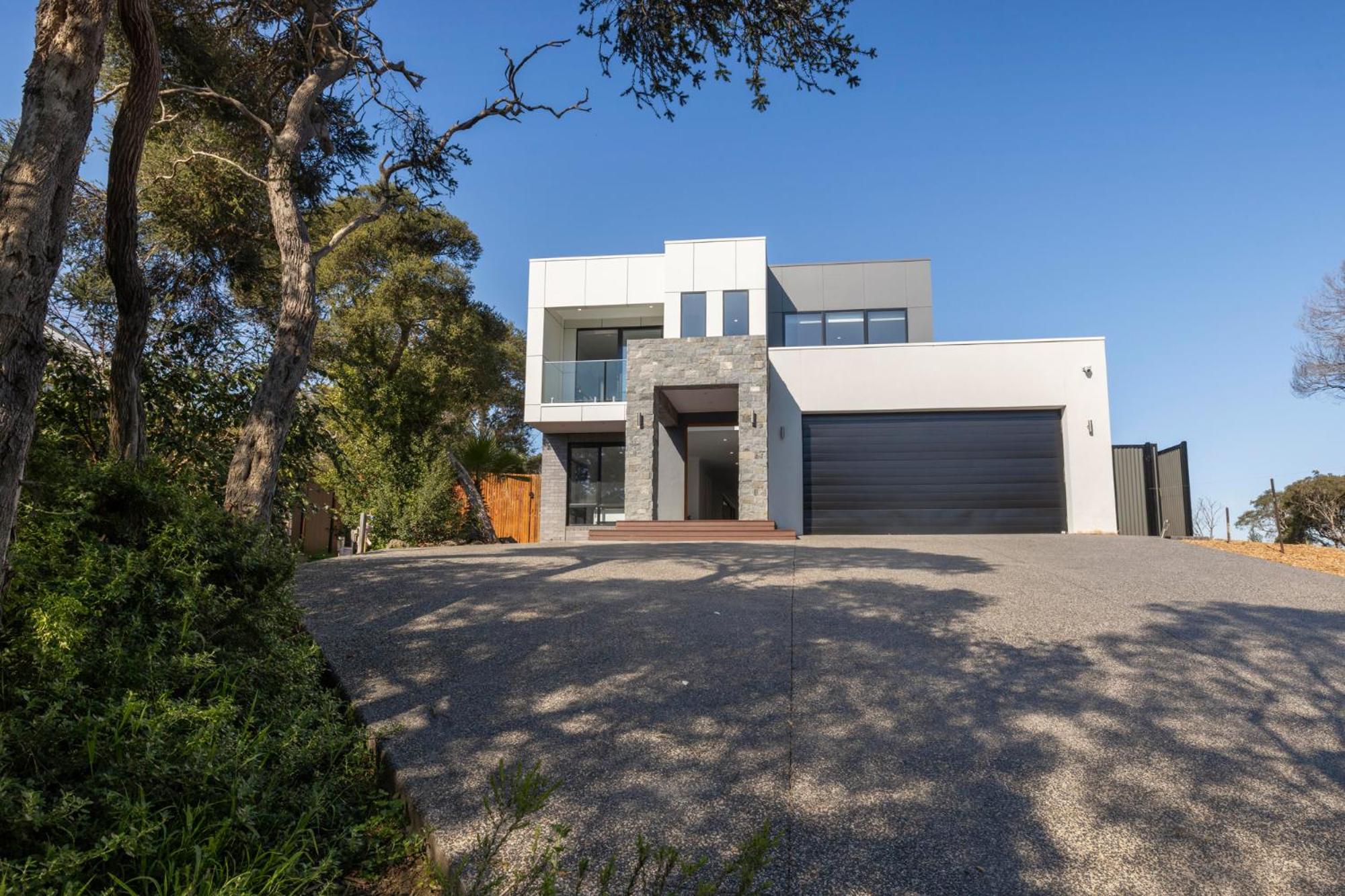 Five-Bedroom House photo 2
