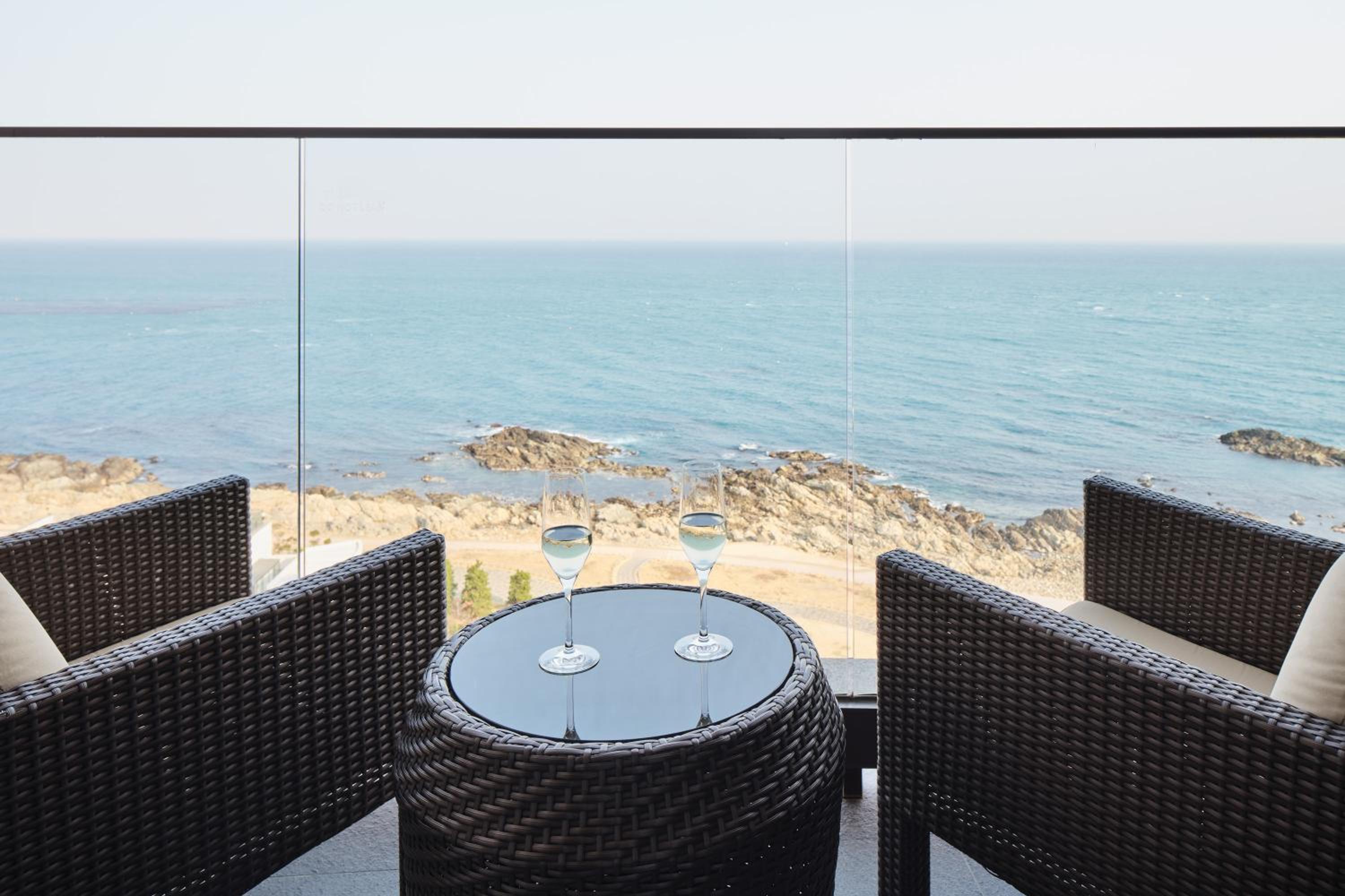 Deluxe Twin Room with Ocean View with Journey Box F&B Credit 150,000 KRW + Earned 100 Rim Points