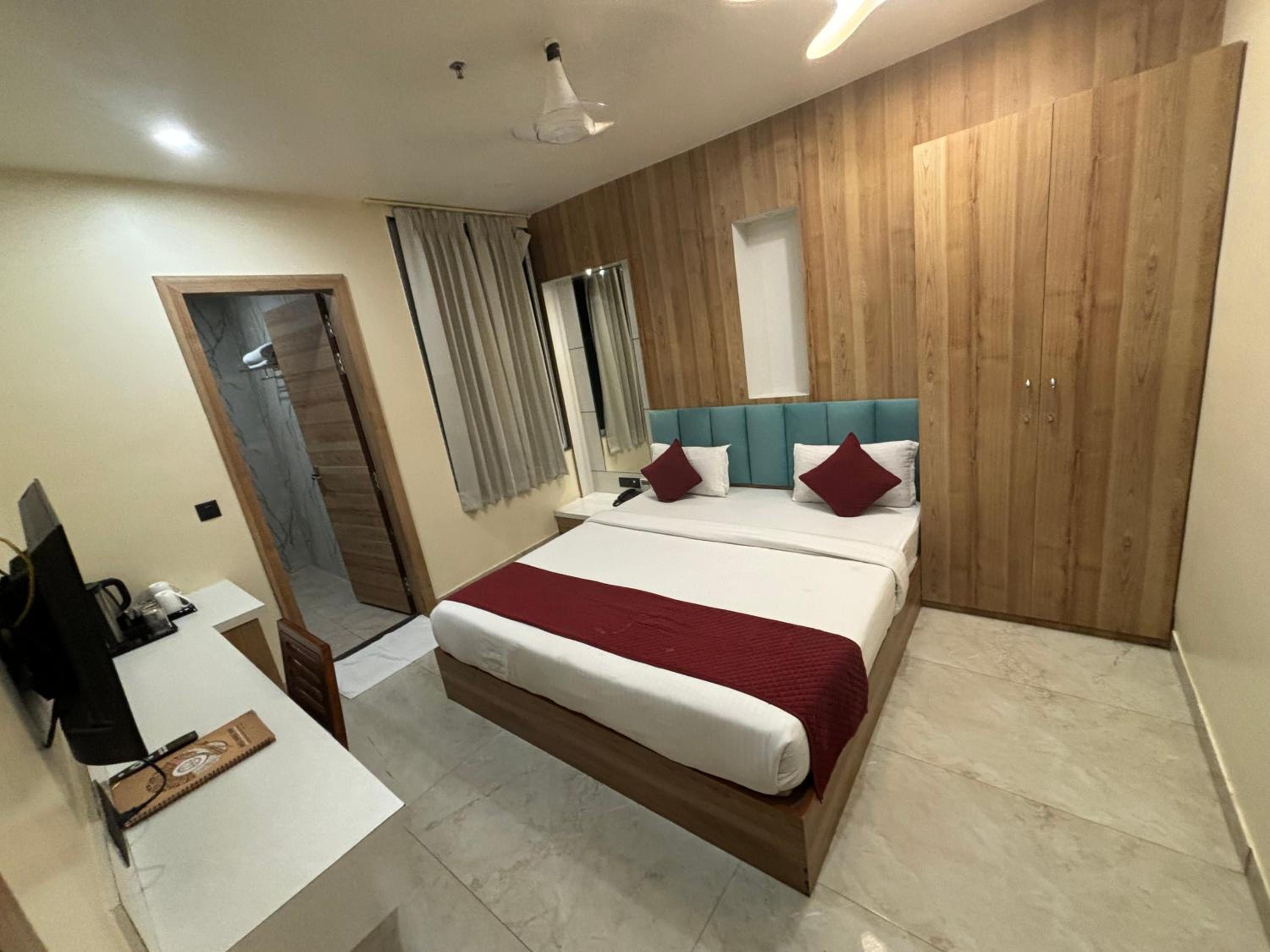 Deluxe Room - Photo 7