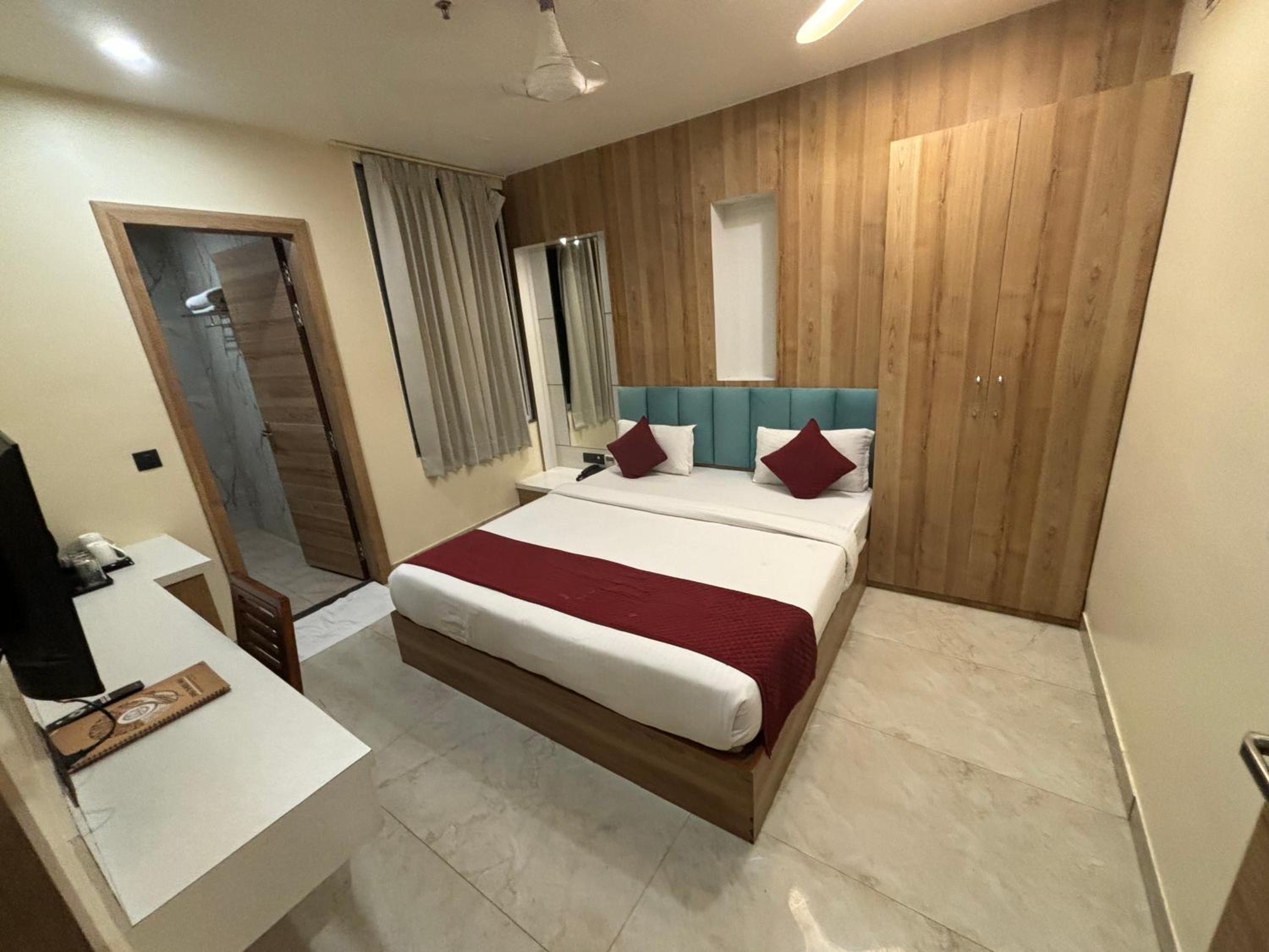 Deluxe Room - Photo 26