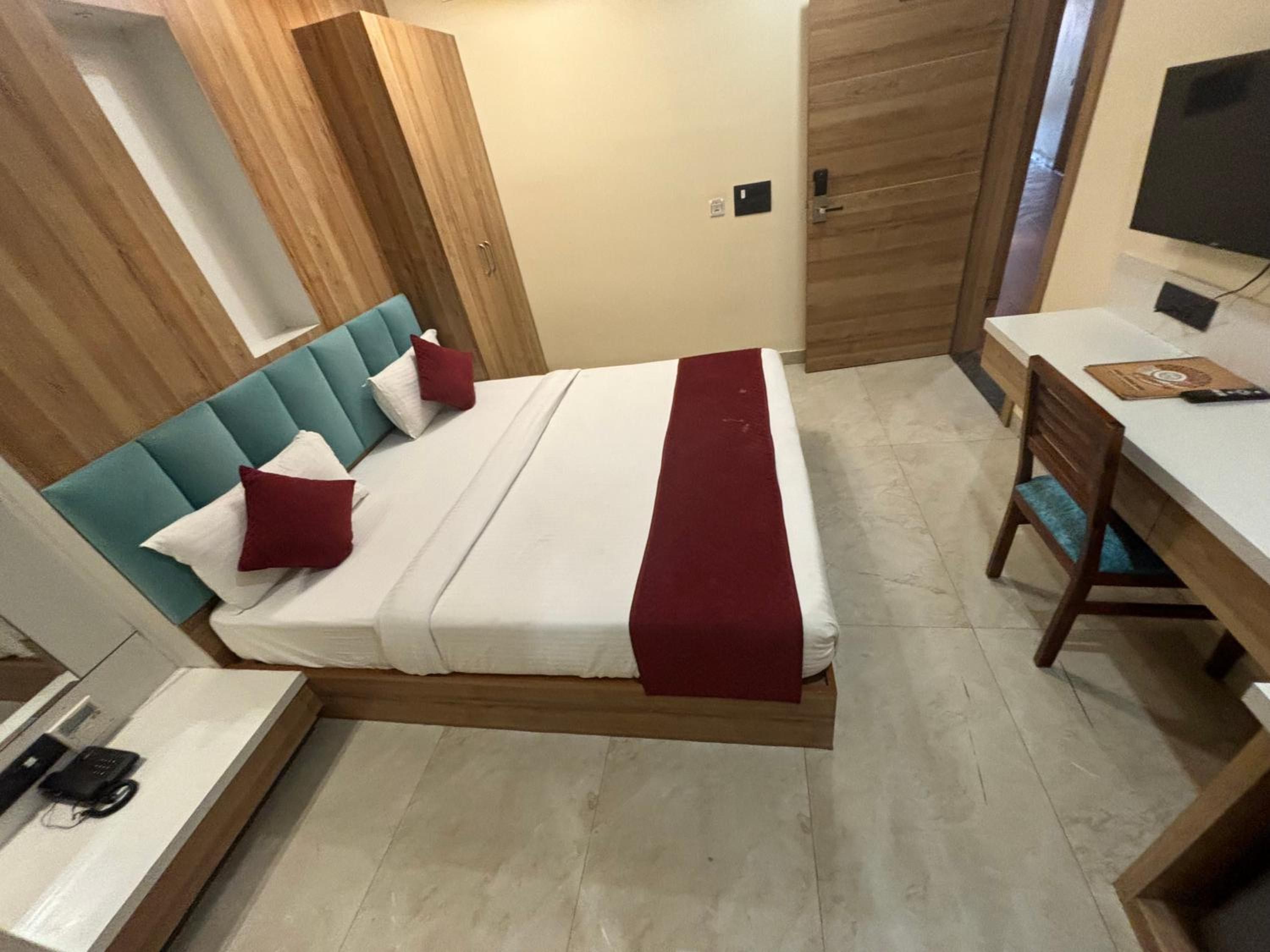 Deluxe Room - Photo 5