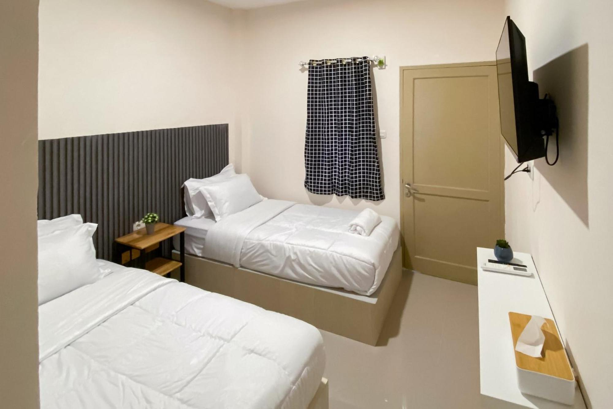 Standard Twin Room - Photo 3