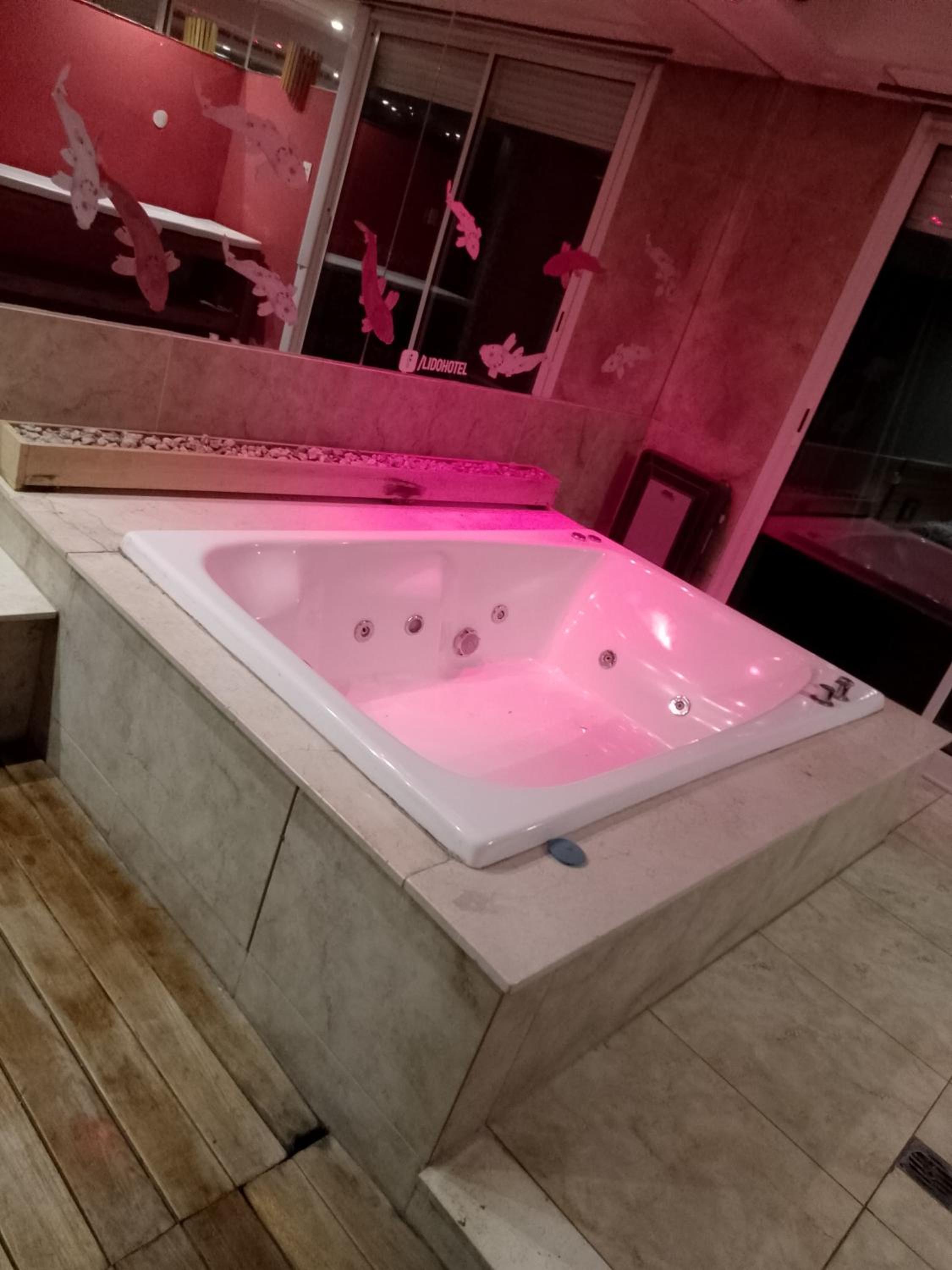Deluxe Suite with Spa Bath photo 2