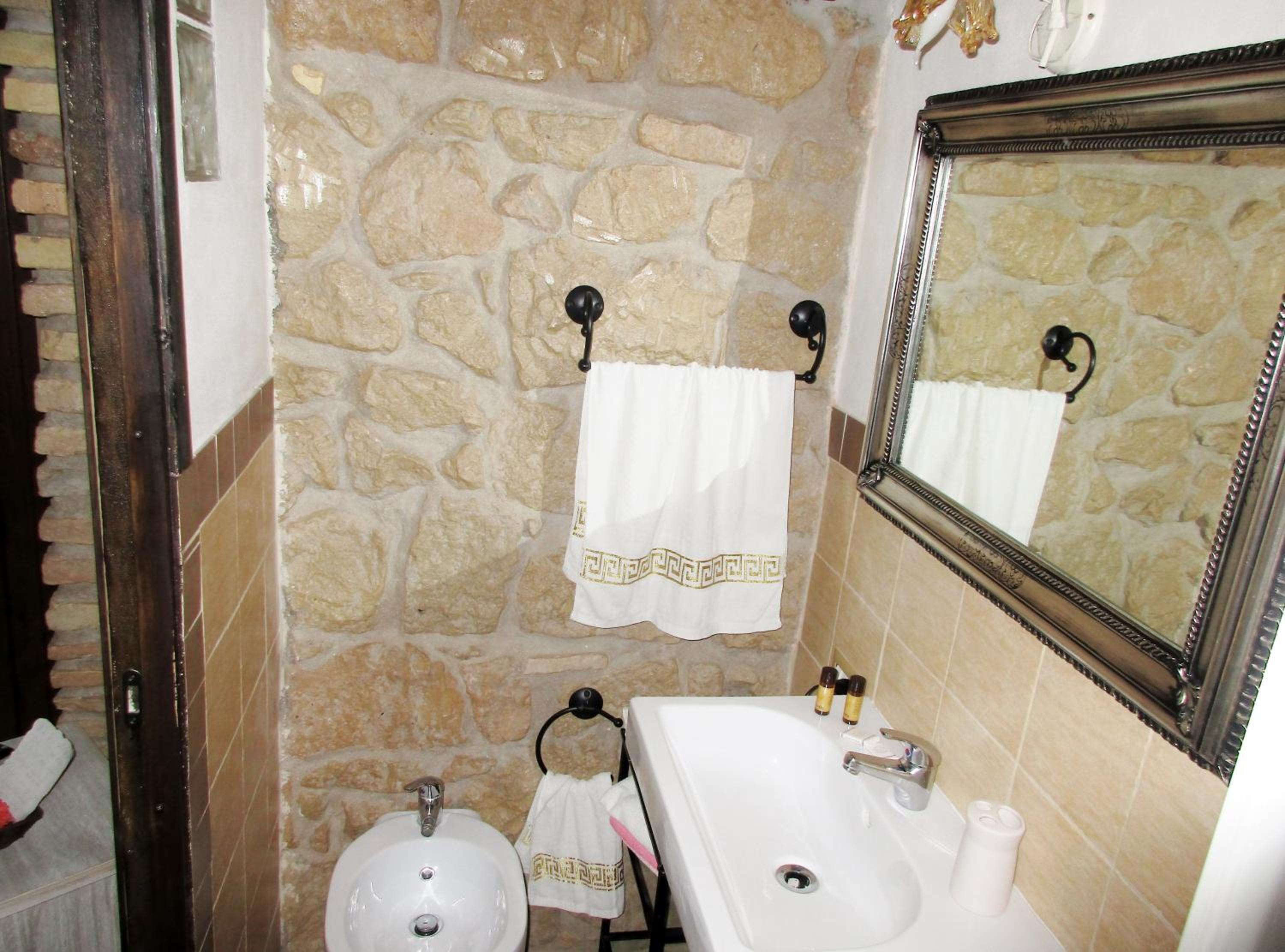Small Twin Room - Photo 5