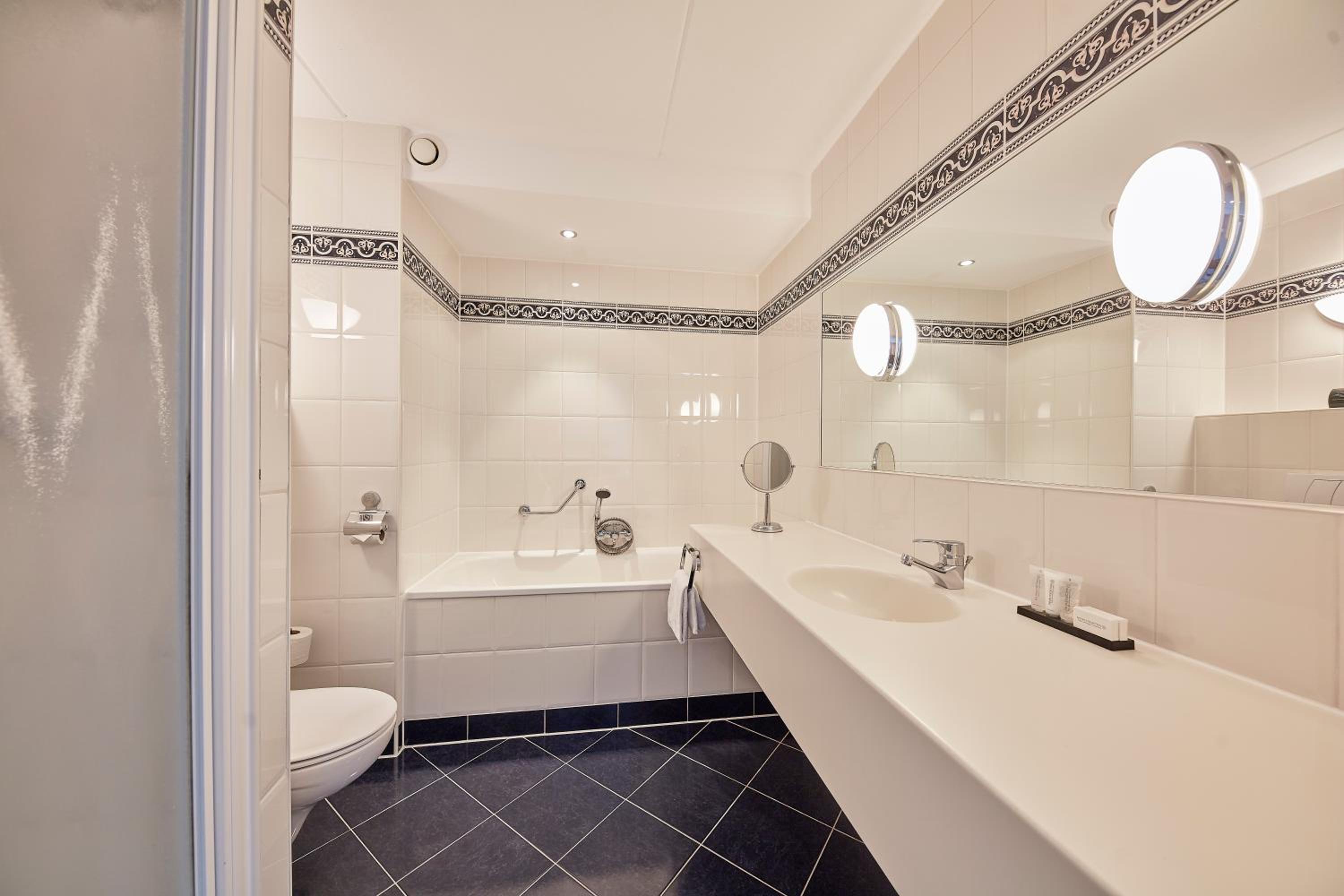 Deluxe Double or Twin Room with View - Photo 7