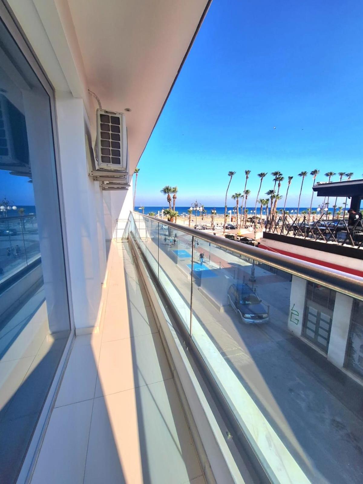 Apartamento con Vista Parcial al Mar