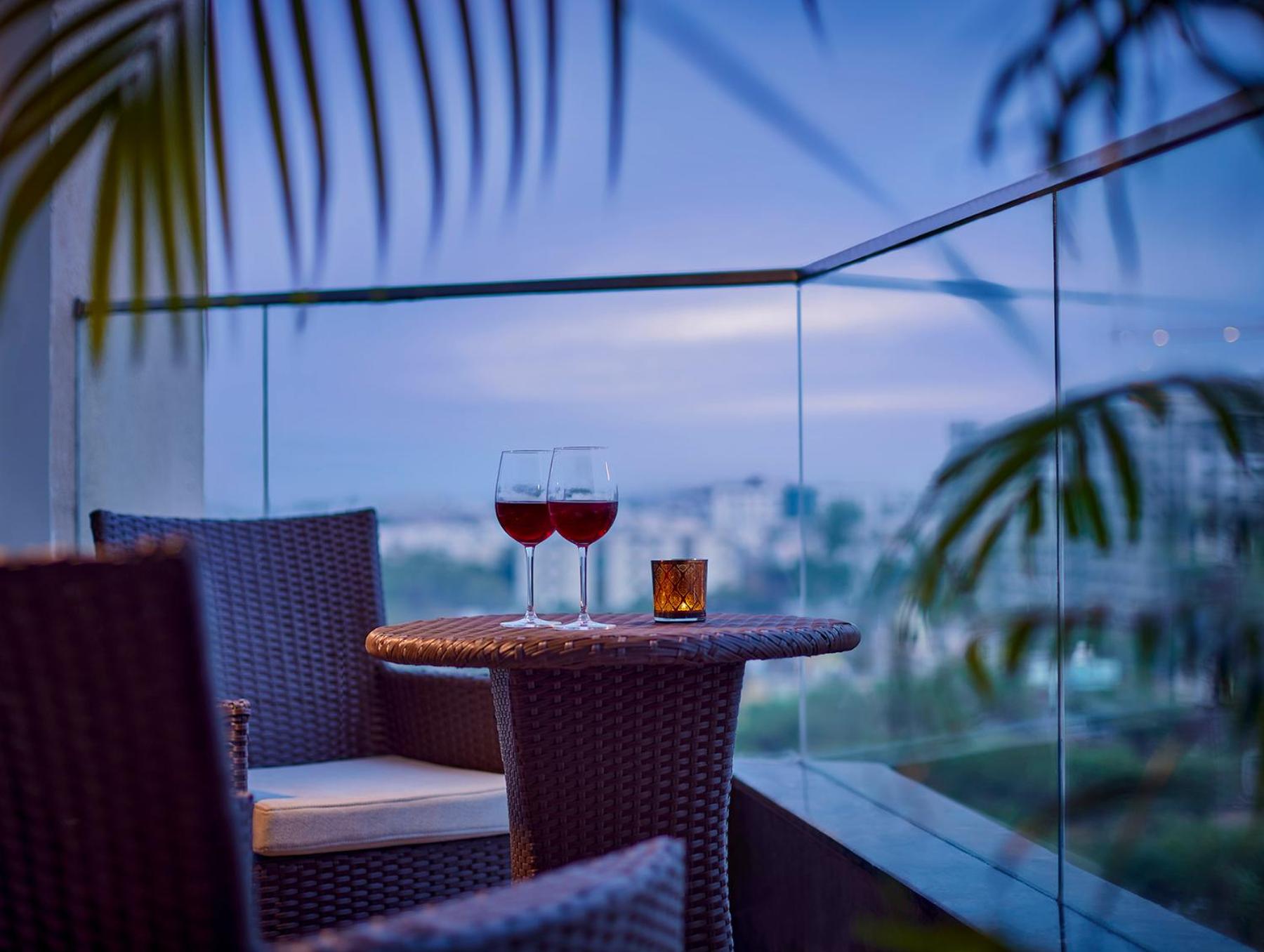 One-Bedroom King Suite with Balcony– Complimentary Two- Way Airport Pick-up and Drop at property photo 3