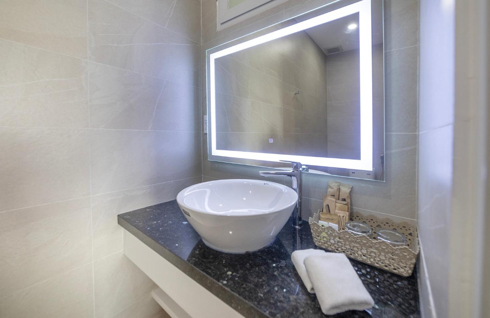 Deluxe Double Room with Balcony - Photo 3