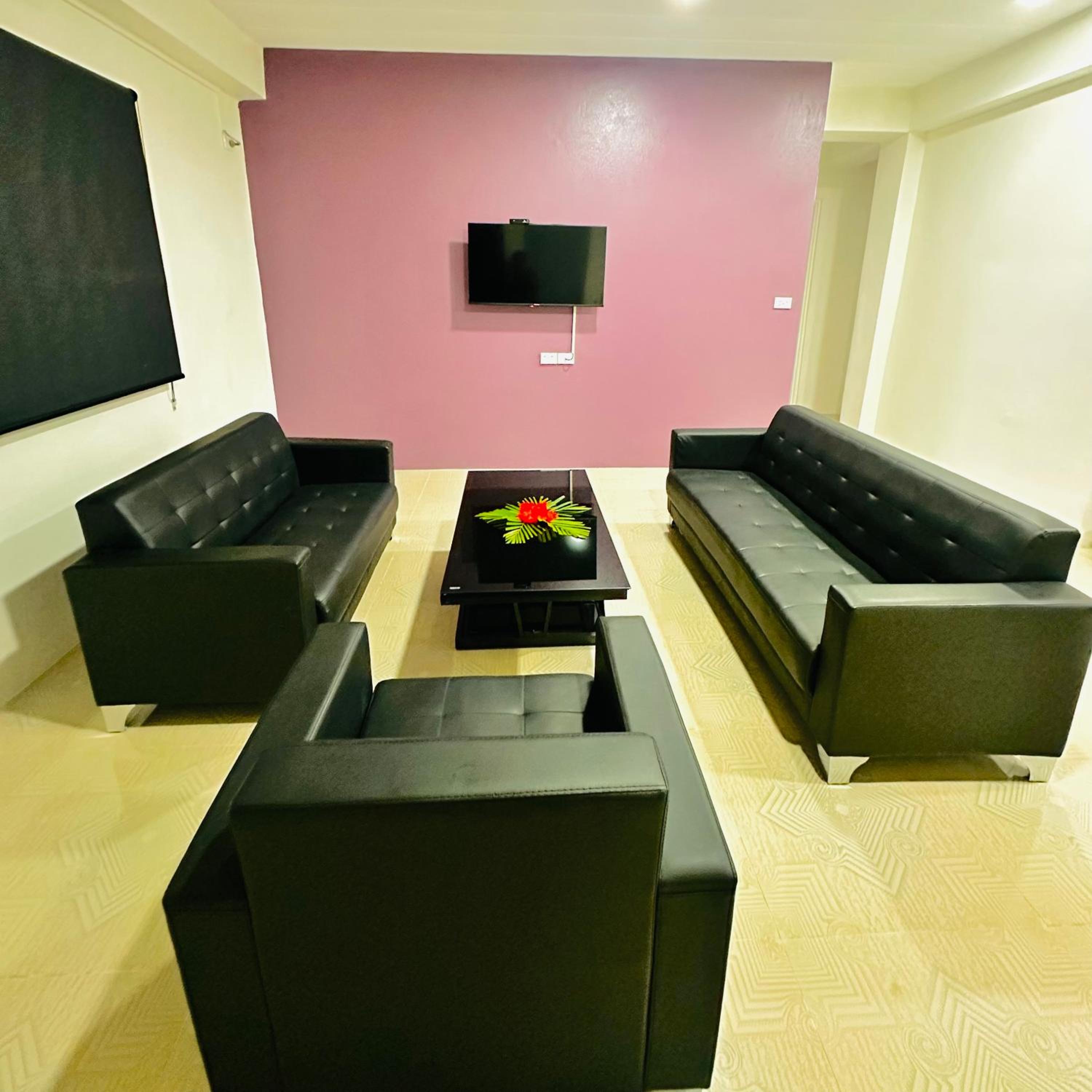 Two-Bedroom Apartment with Garden View photo 2