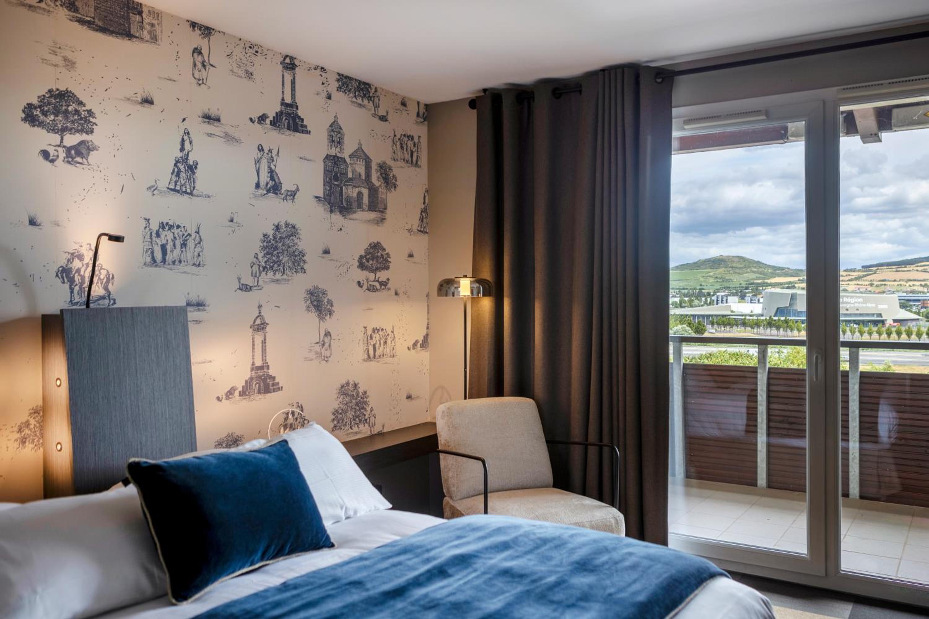 Queen Room with Balcony - Photo 9