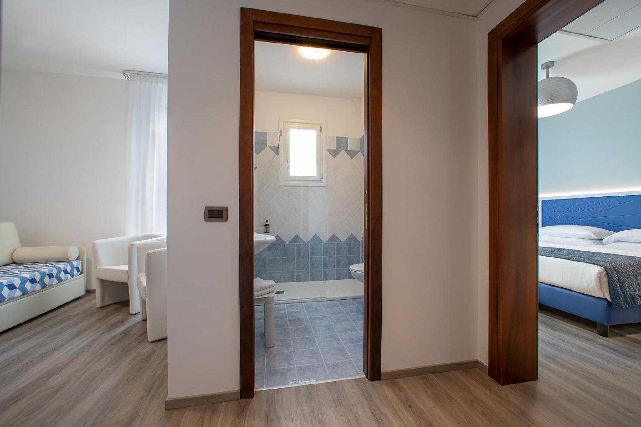Family Room (2 Adults + 1 Child) with Lateral Sea View photo 2