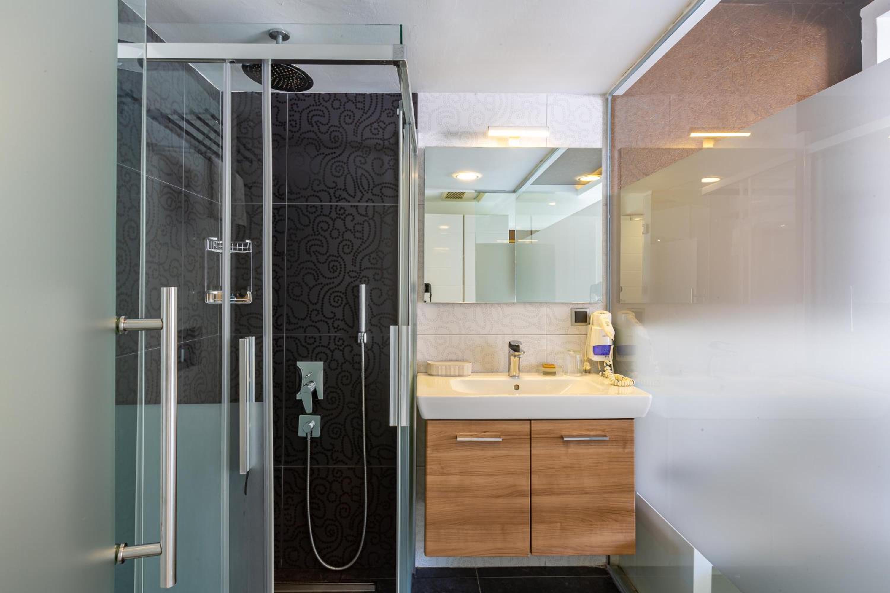 Standard Double or Twin Room - Photo 3