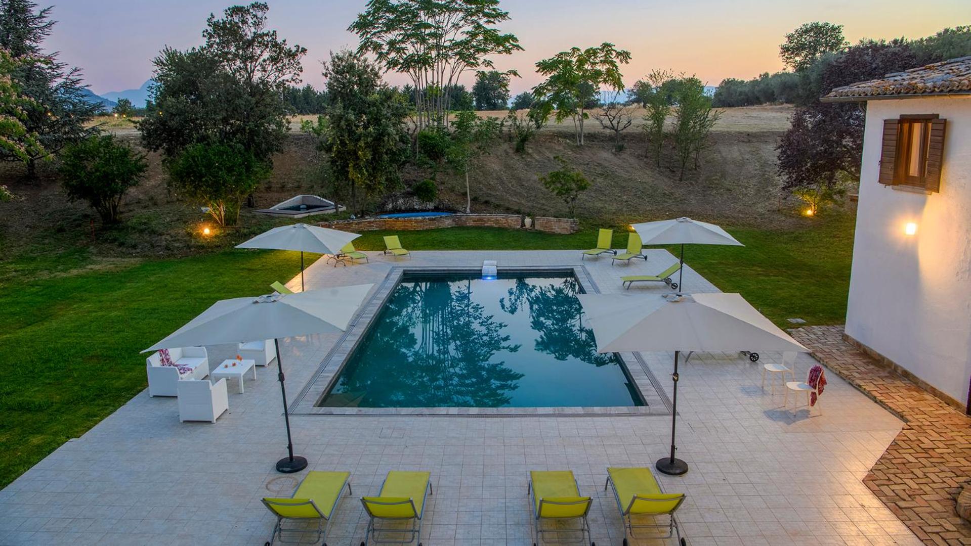 Seven-Bedroom Villa photo 3