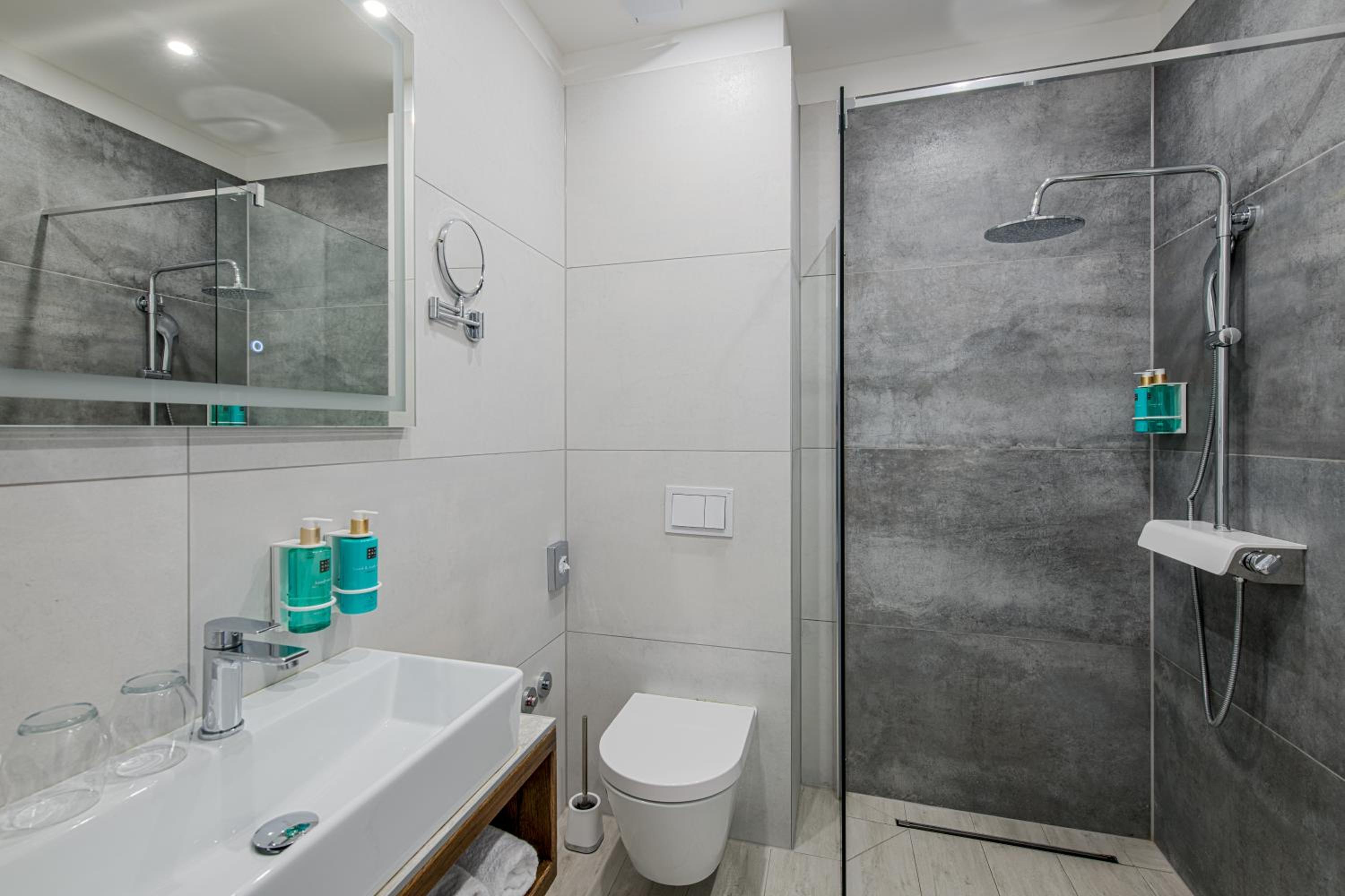 Deluxe Suite - Photo 17