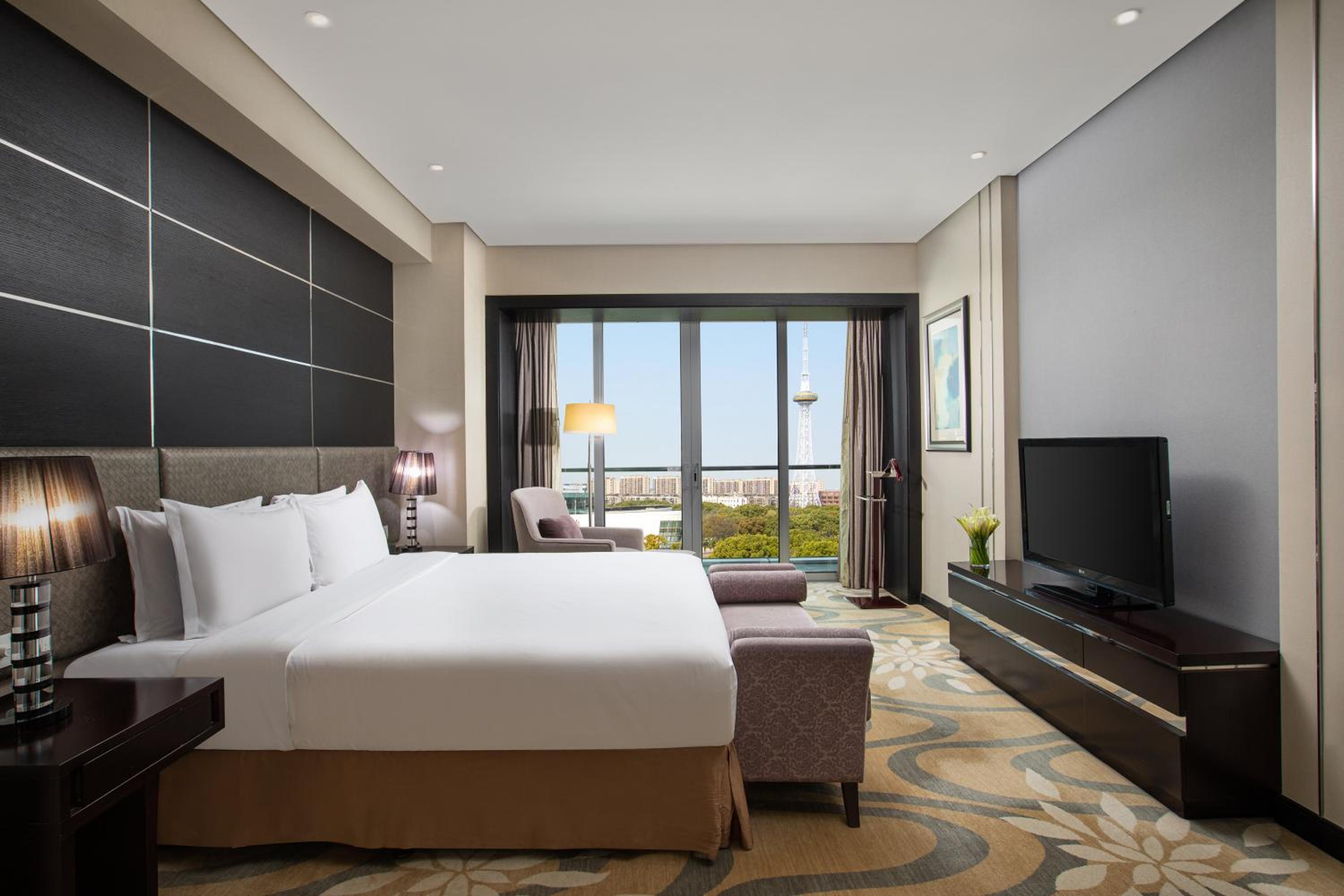 One-Bedroom Suite with Living Area - Lounge Access - Photo 1