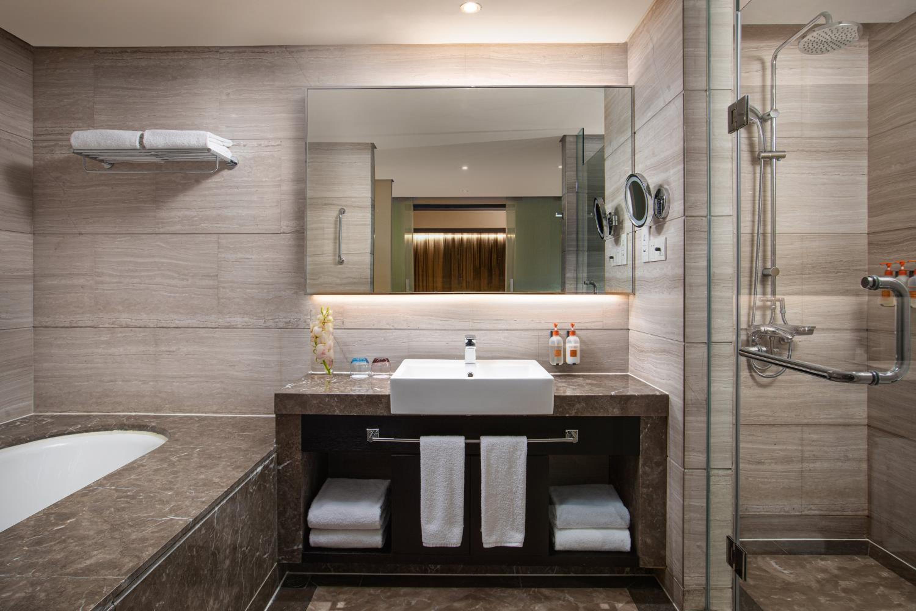 Premium King Room - Photo 4