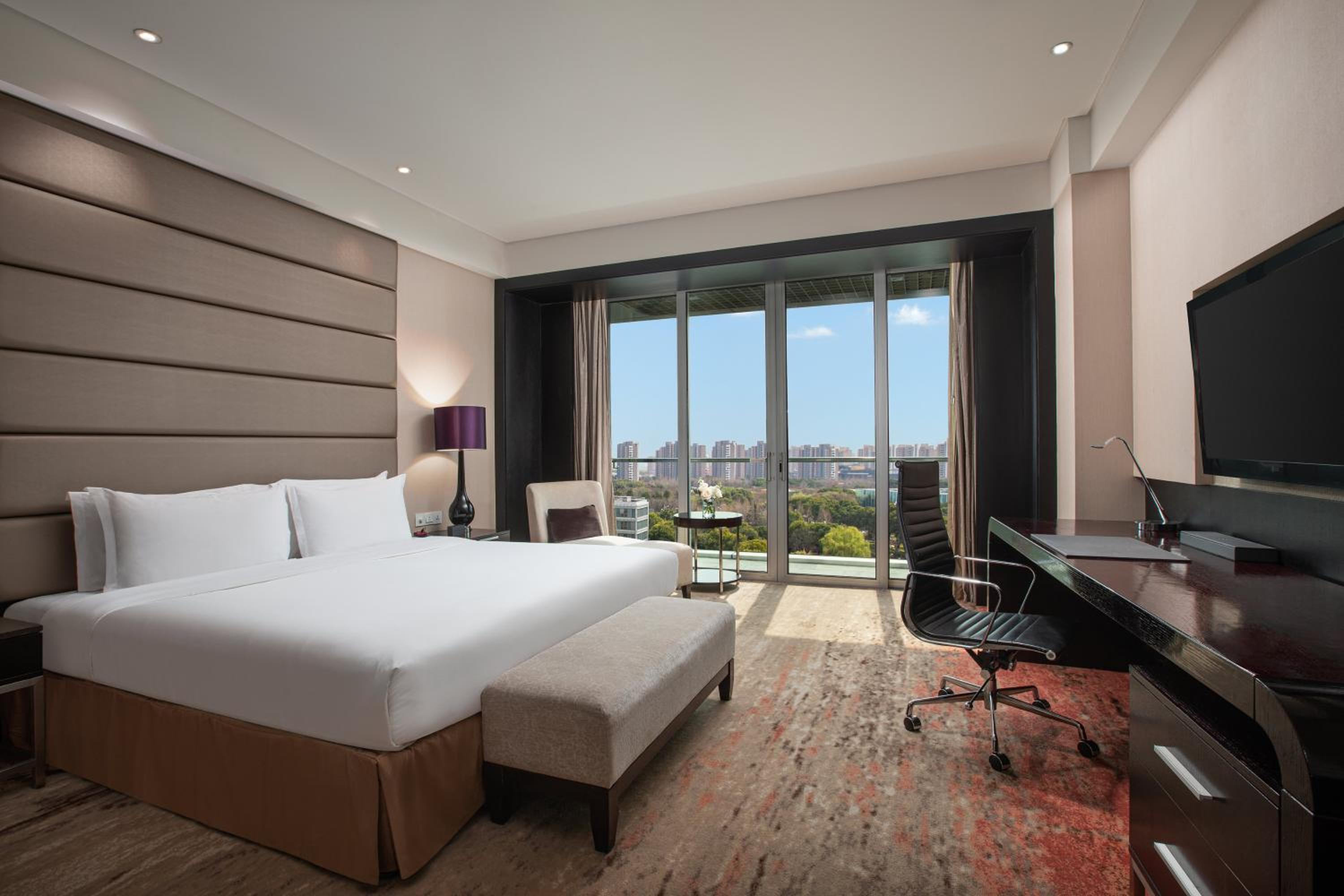Premium King Room - Photo 3