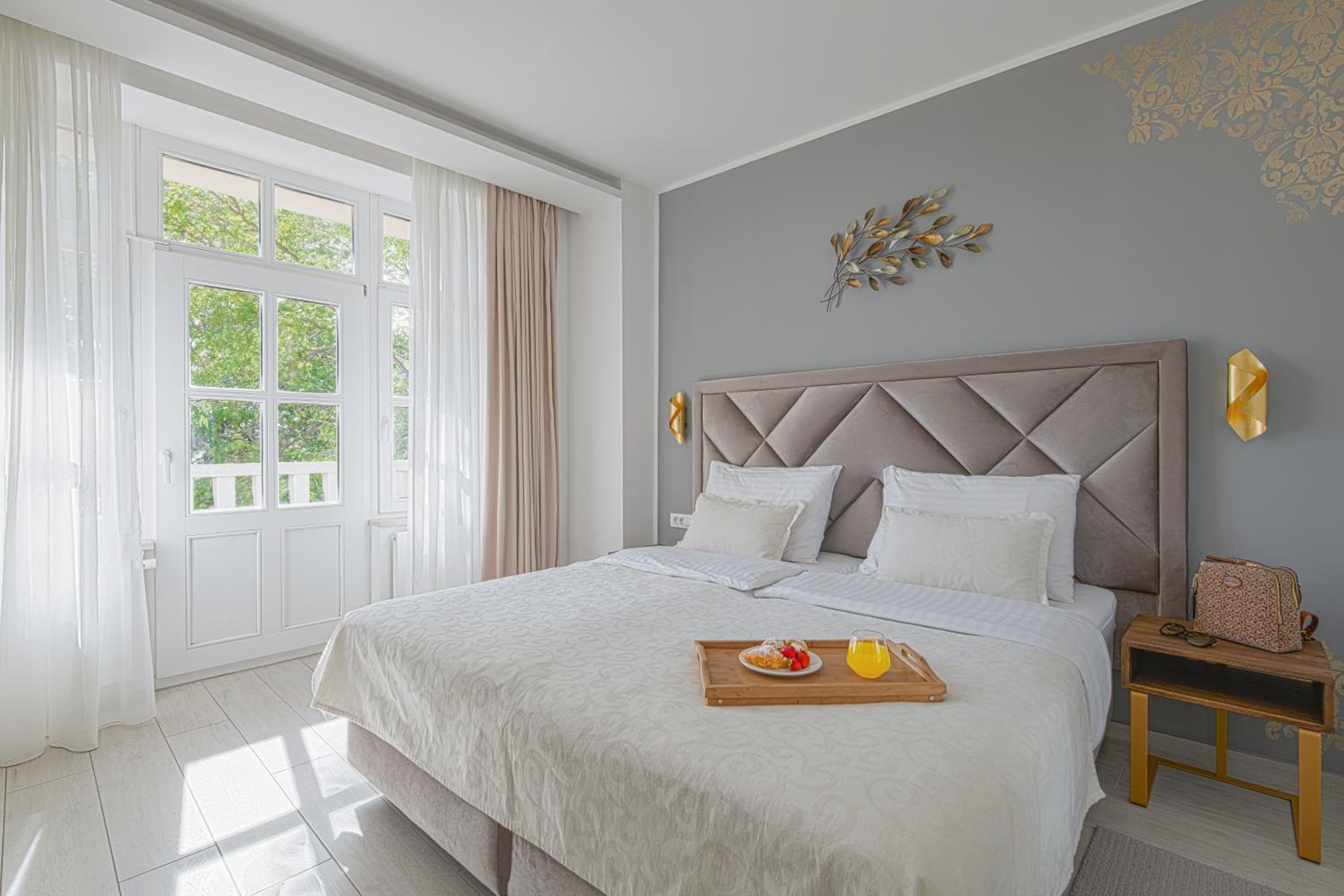Deluxe Double Room with Balcony and Sea View - Photo 13