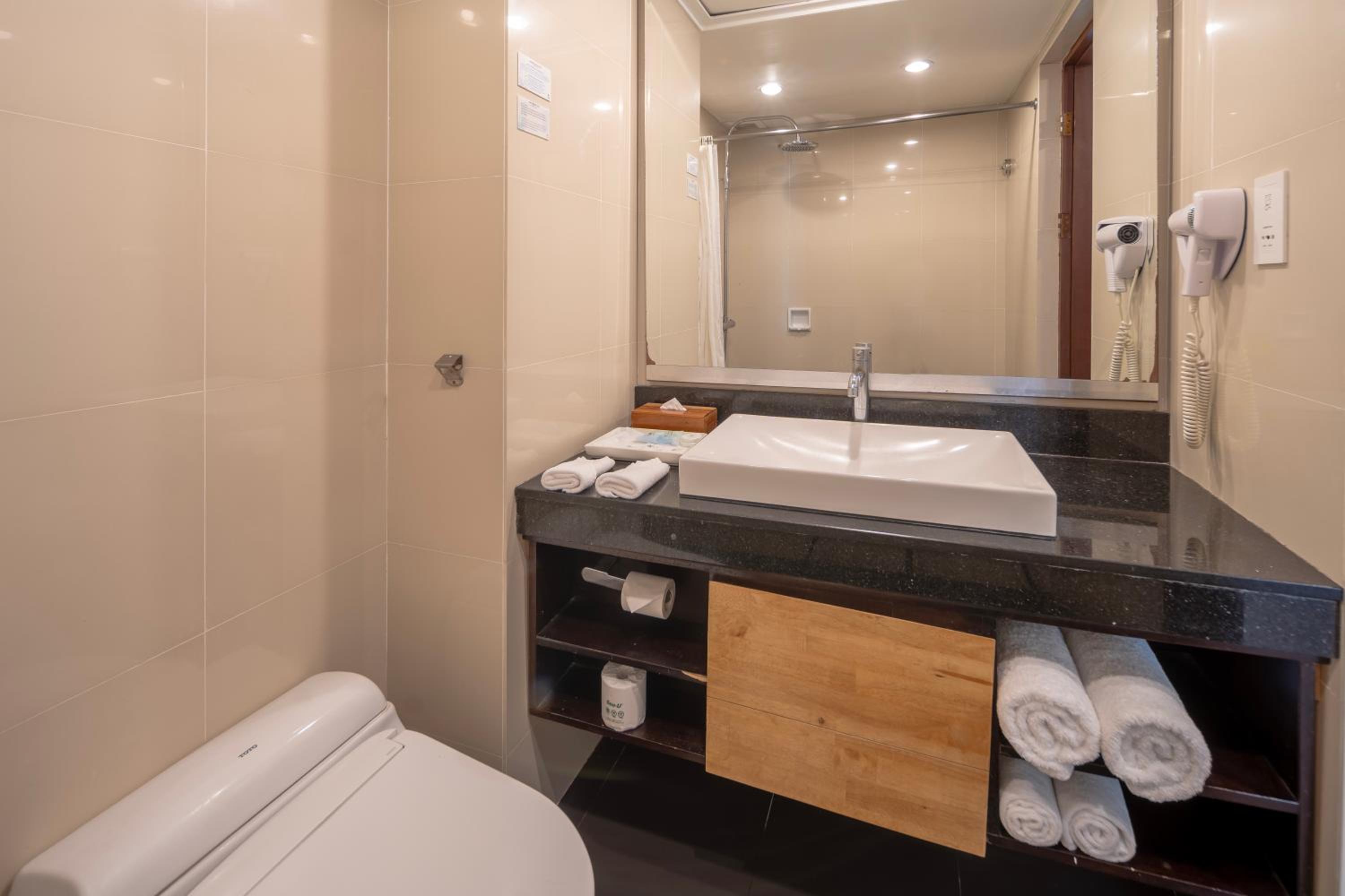 Double or Twin Room with Pool View - Photo 4