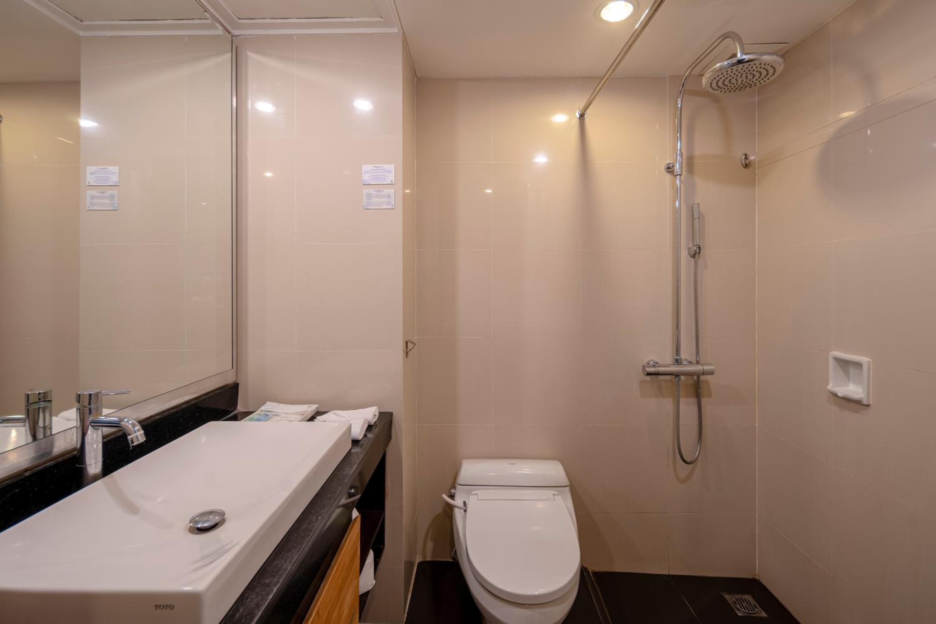 Double or Twin Room with Pool View - Photo 10