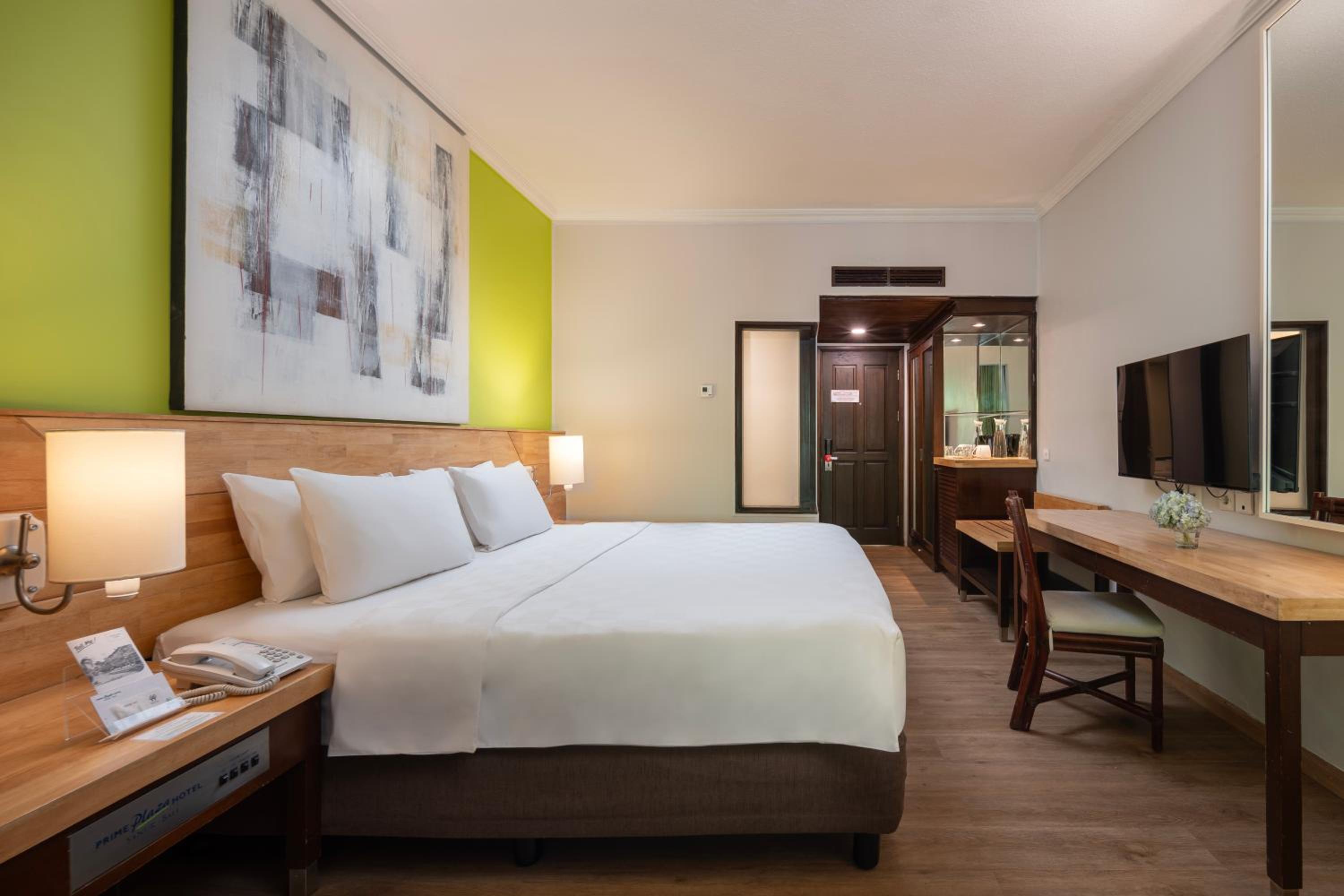 Premier Room with Balcony - Photo 2