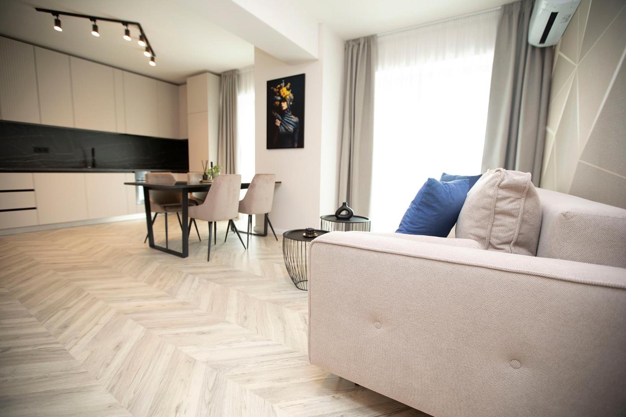 Deluxe One-Bedroom Apartment with City View photo 2