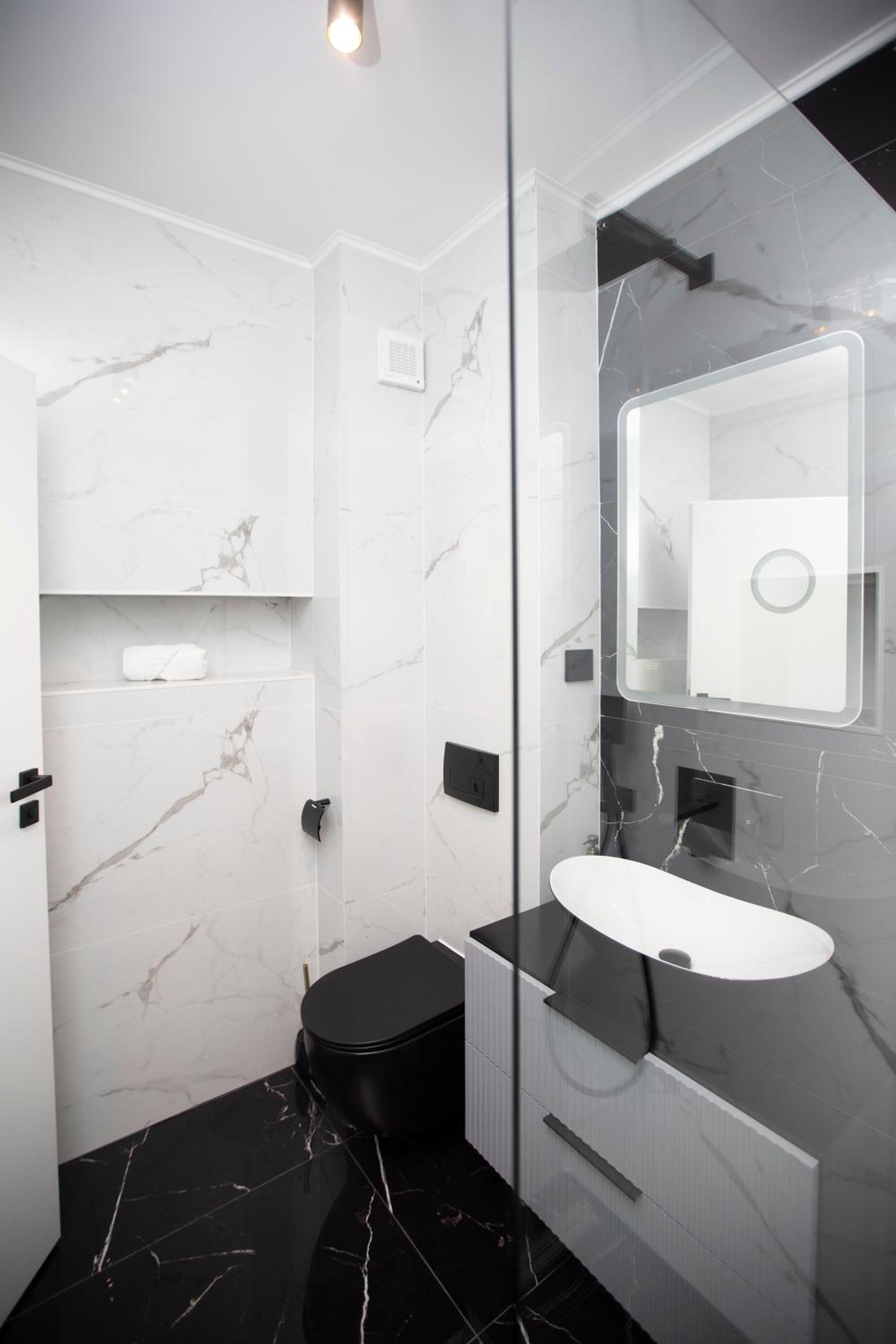 Deluxe One-Bedroom Apartment with City View photo 3