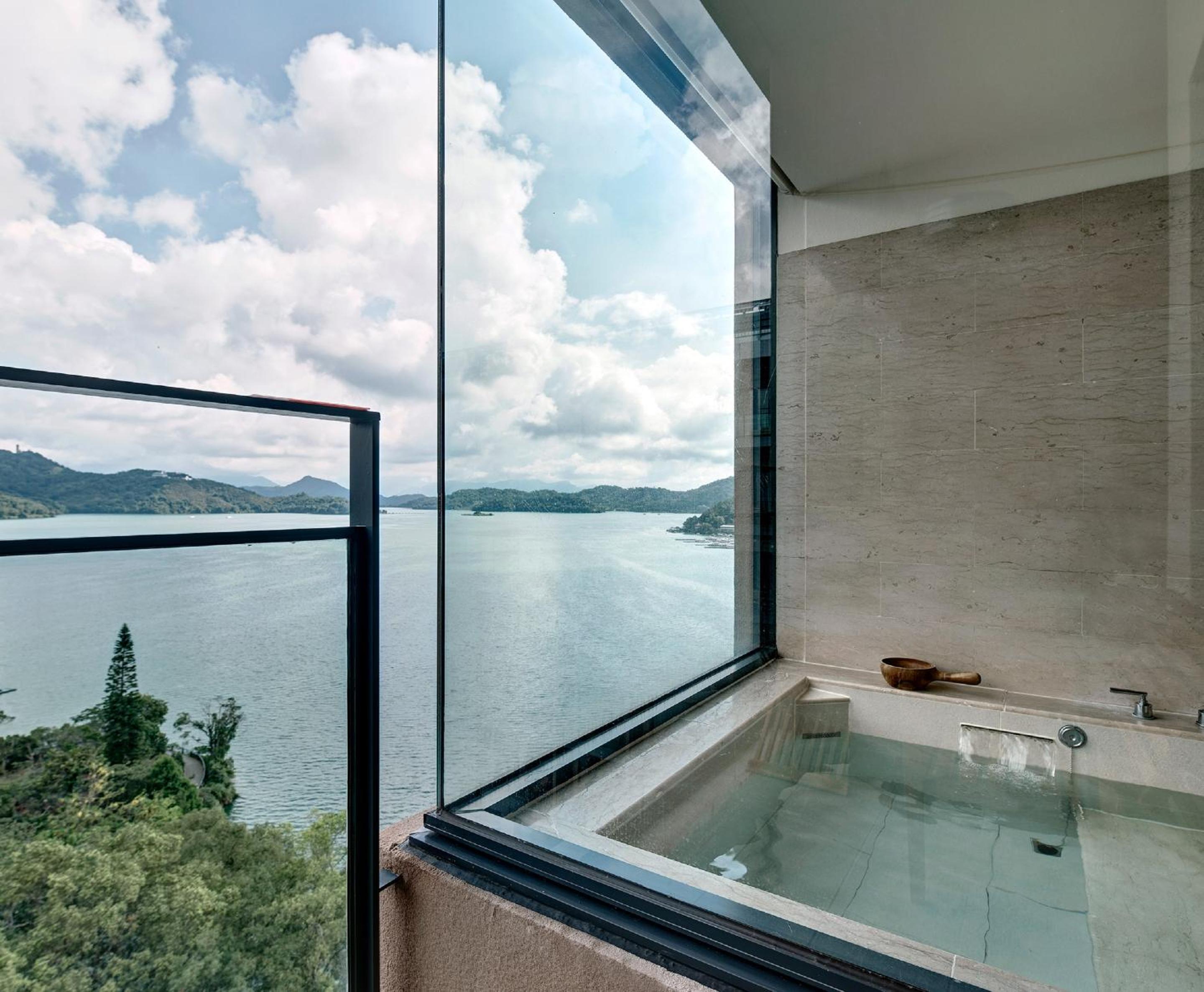 Premier King Lake View - Photo 4