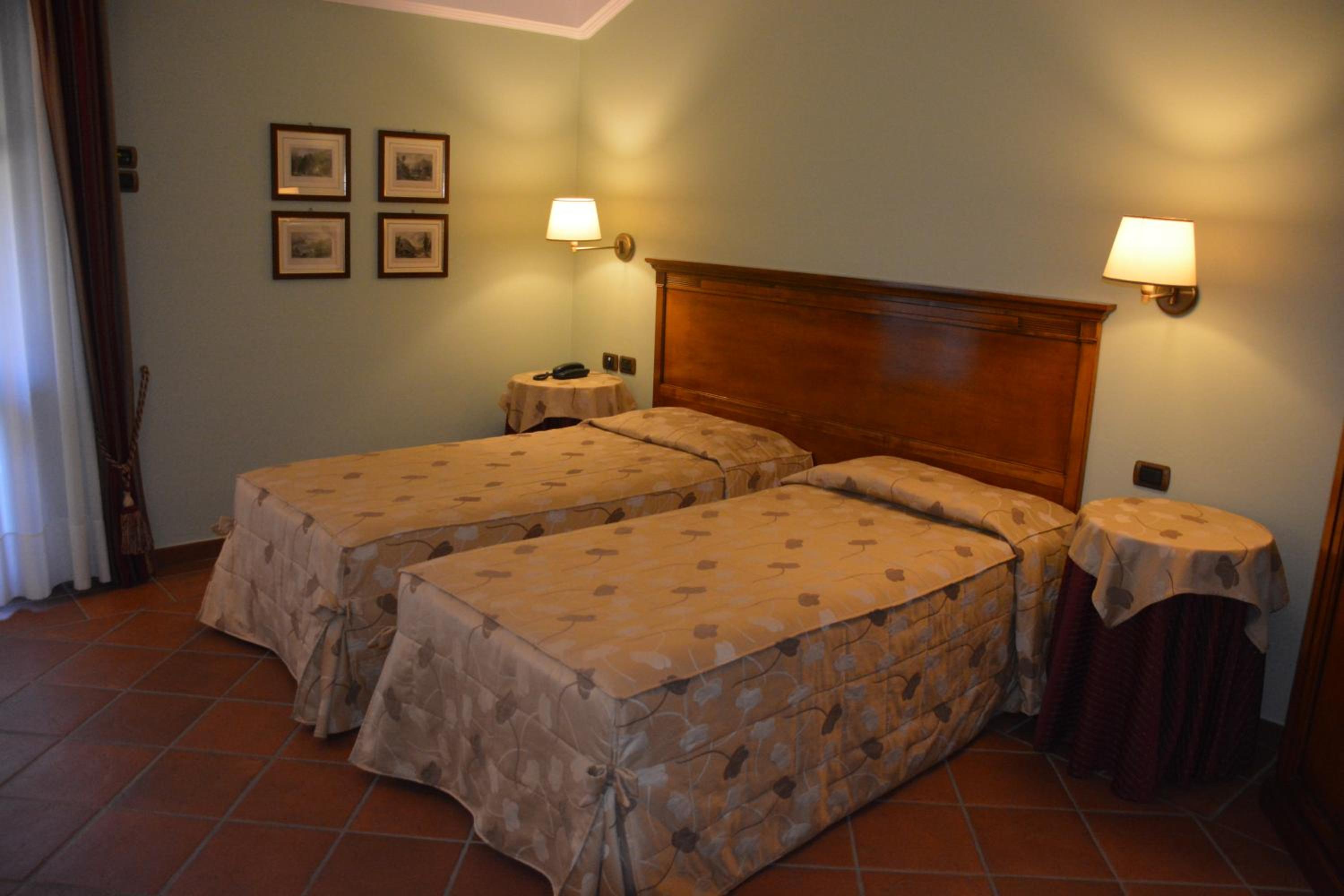 Classic Twin Room - Photo 3