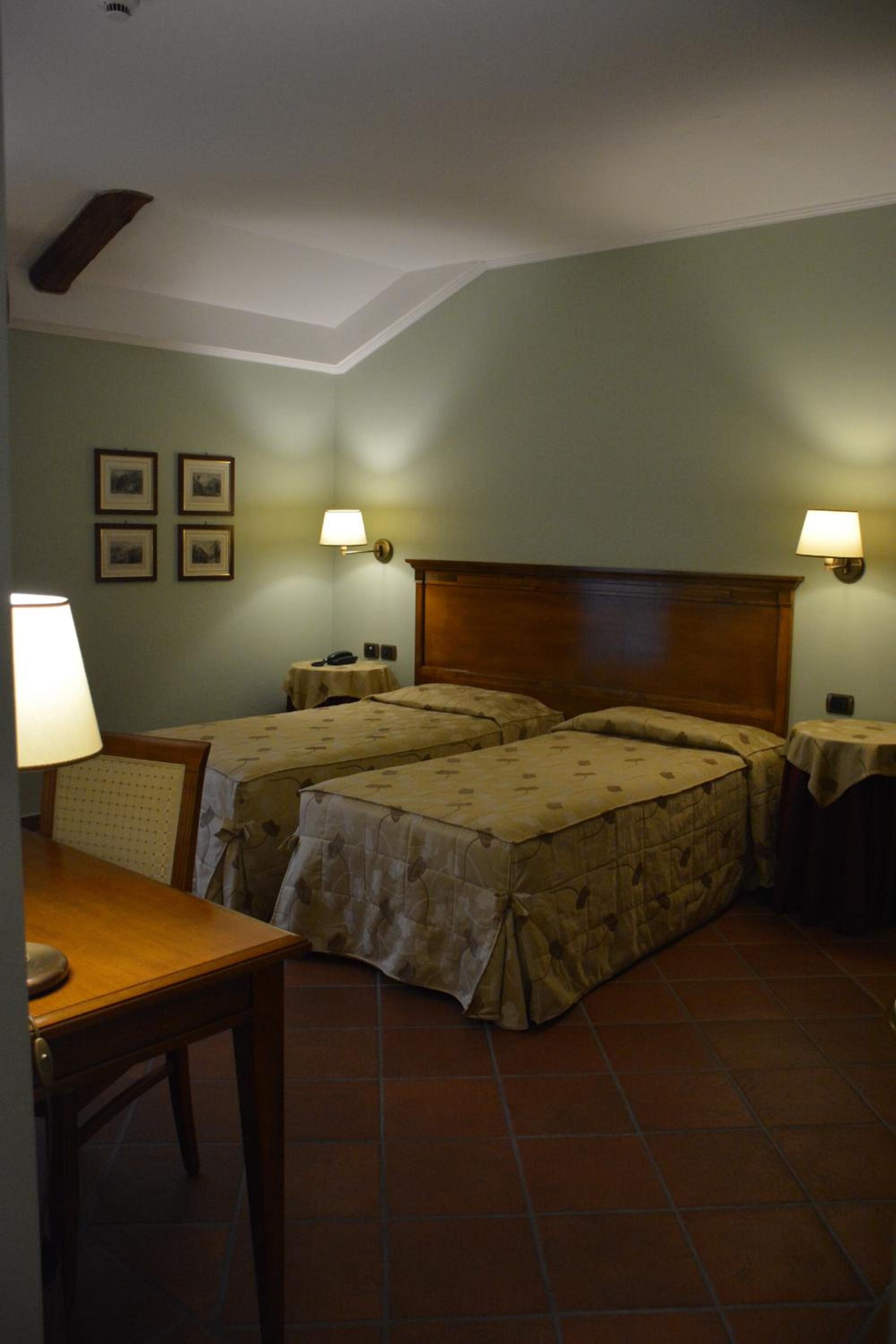 Classic Twin Room - Photo 2