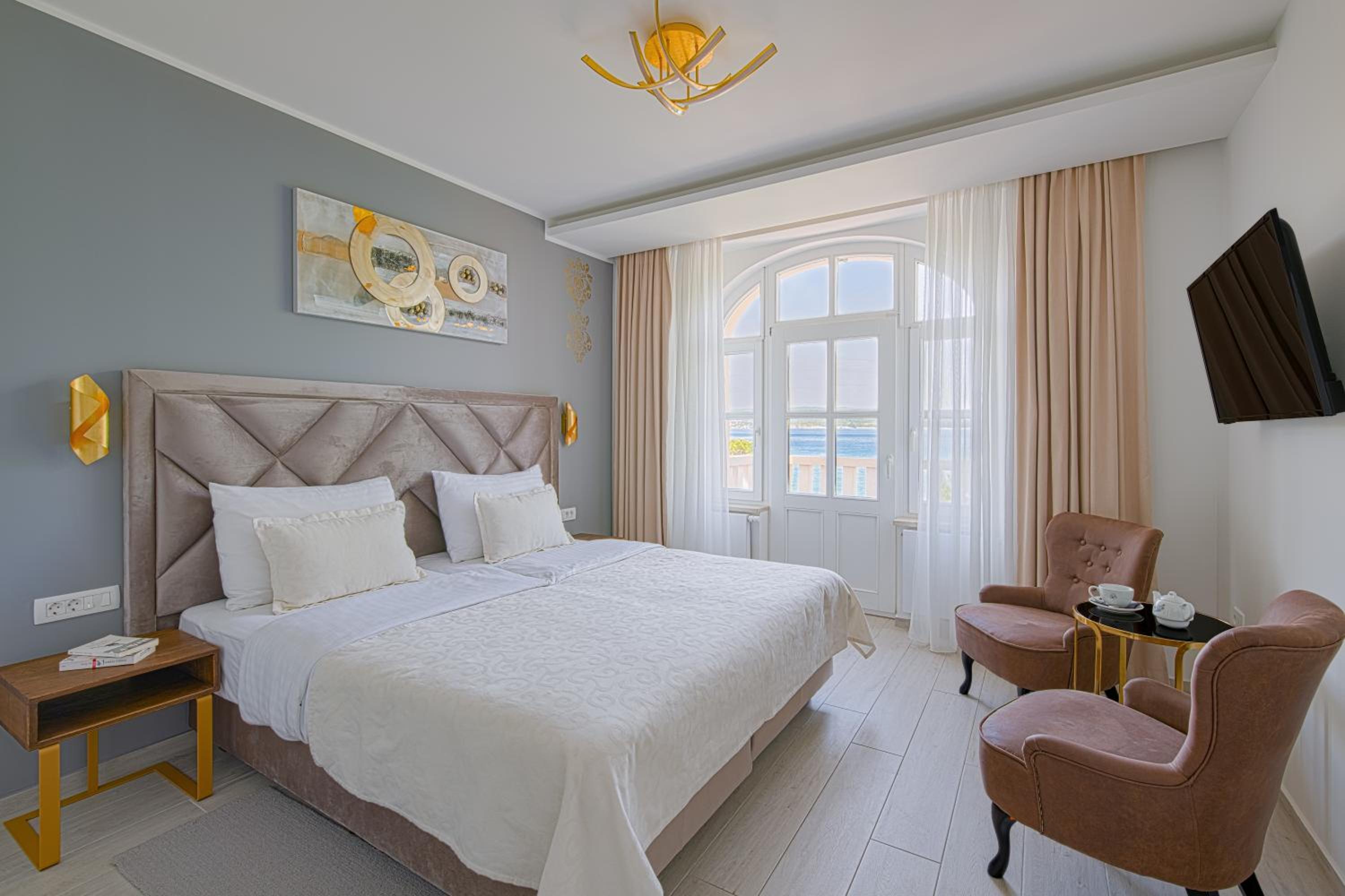 Deluxe Family Room with Sea View and Balcony - Photo 3