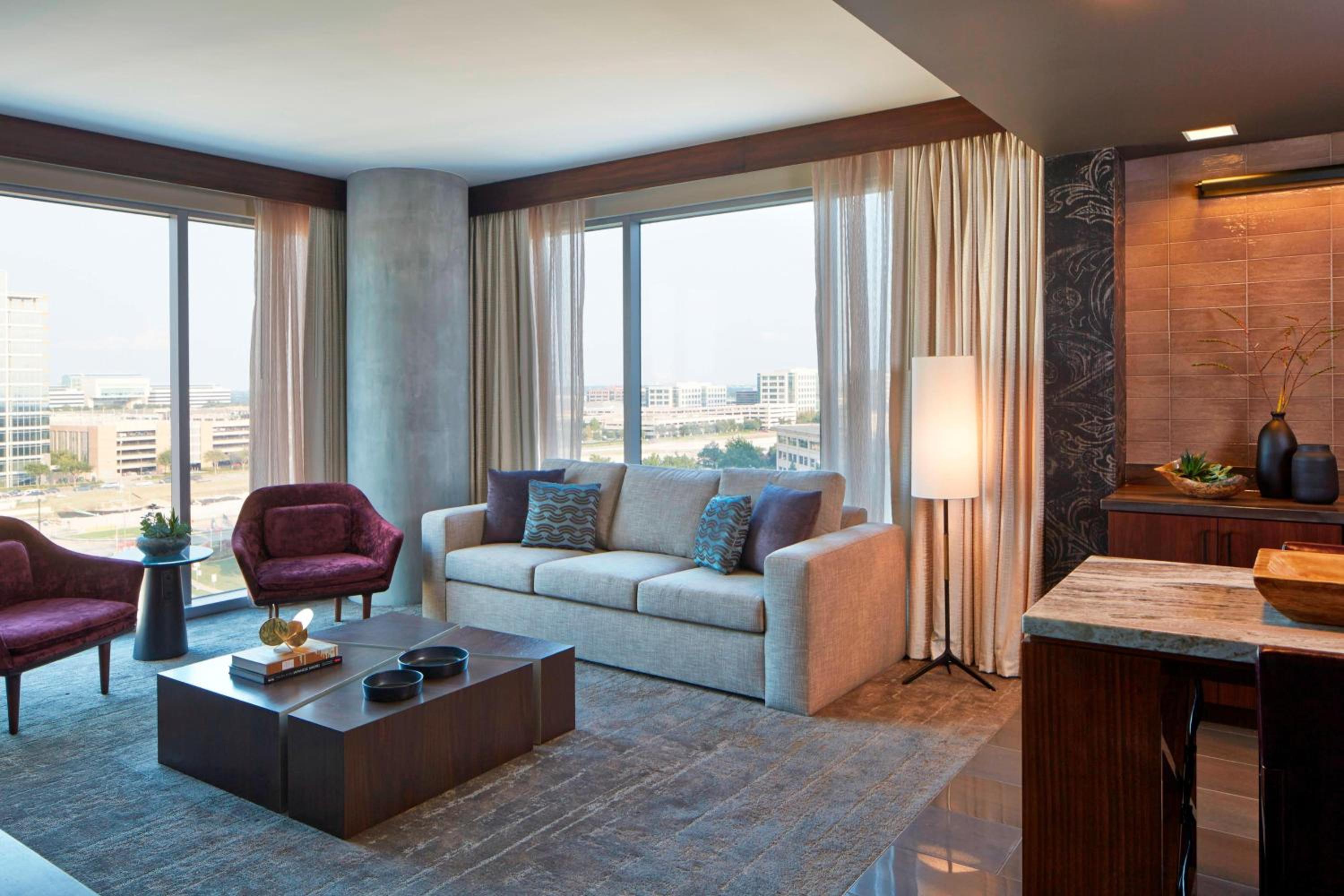 Executive Suite, 1 King, Sofa bed