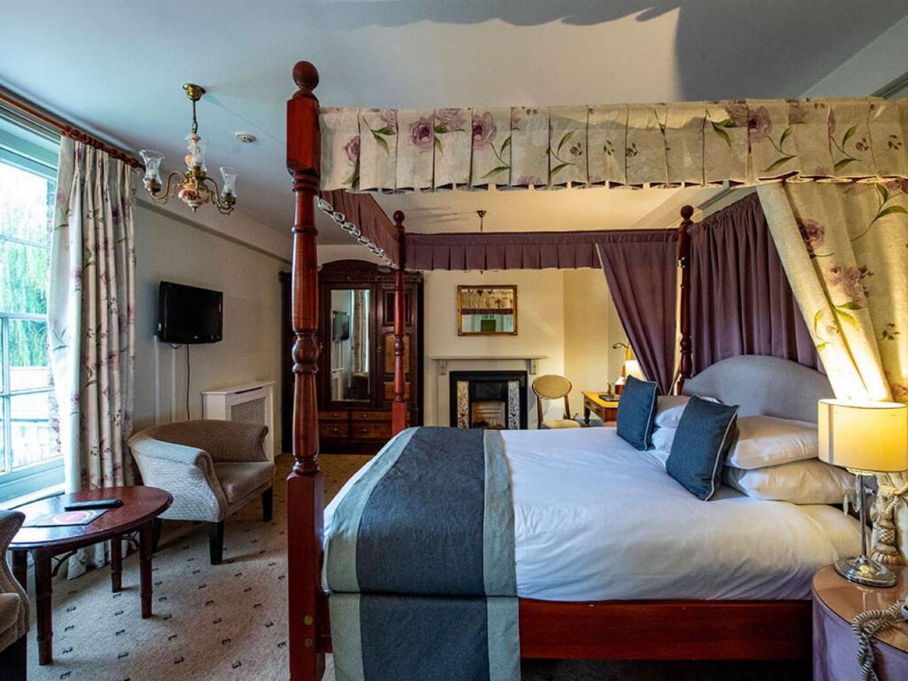Four Poster Room photo 3